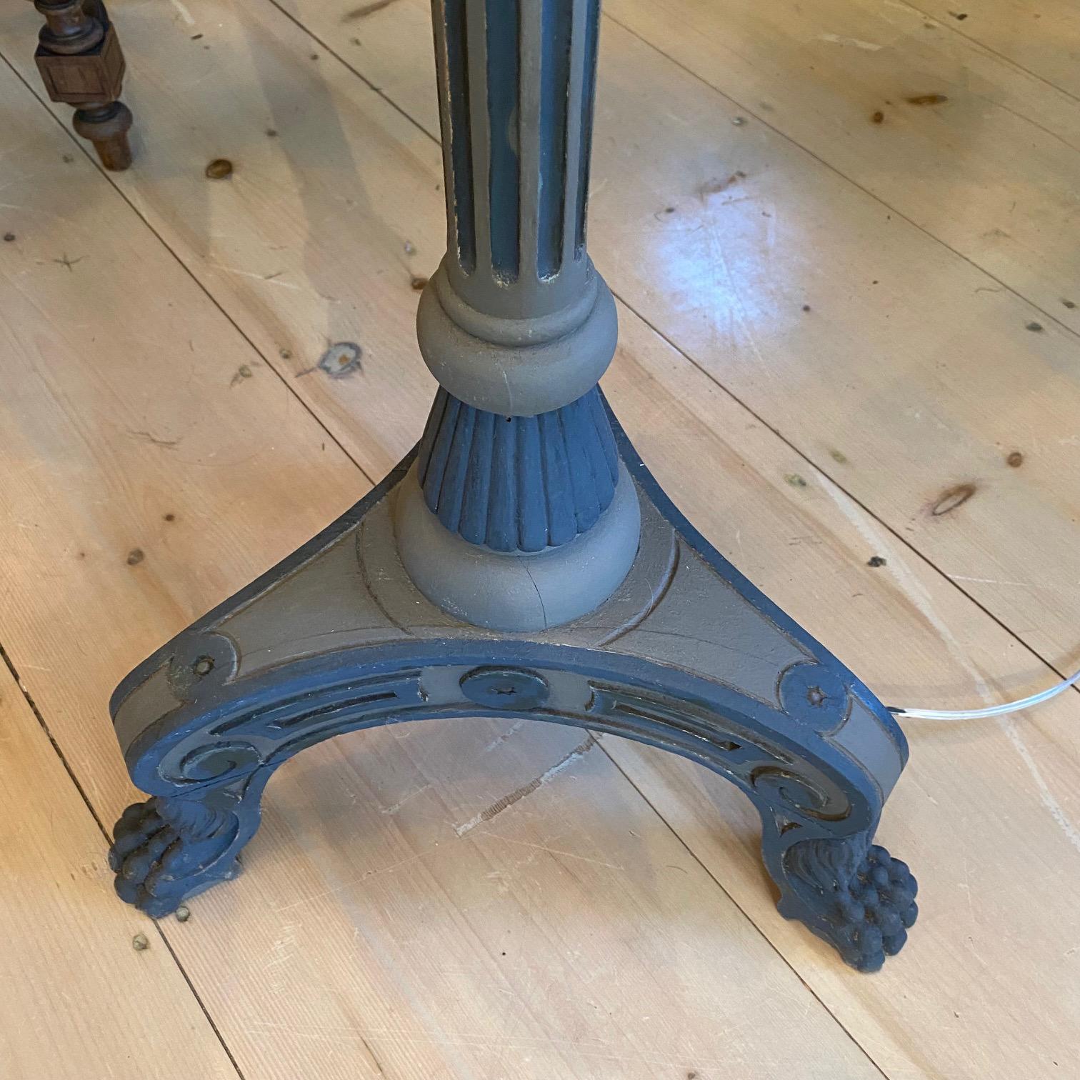 Grande lampada da terra in legno dorato del XIX secolo dipinta in blu e grigio con splendidi intagli, Francia, circa 1880.
#4663
Dimensioni: Da H. H. a finial 66,5
