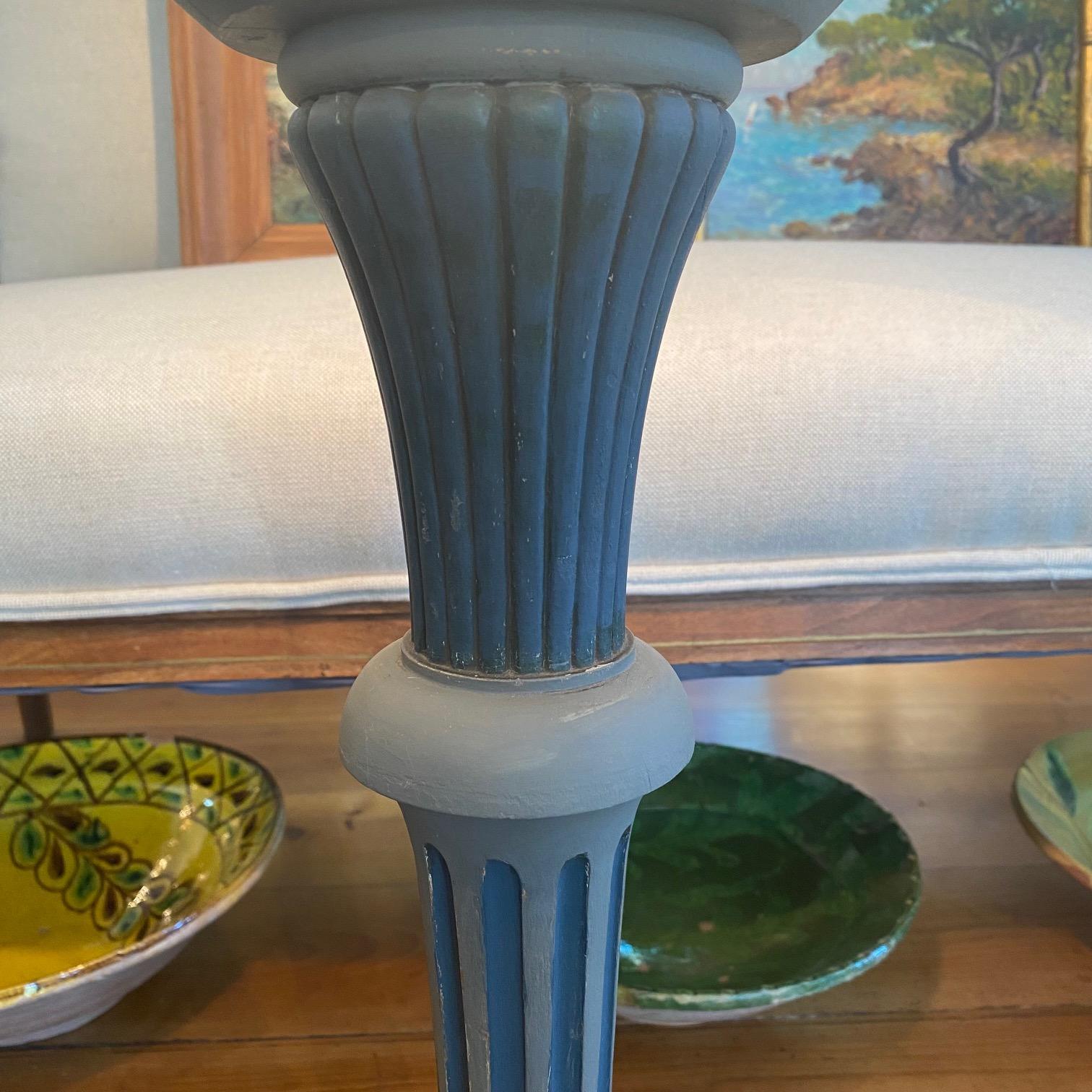 Lampada da terra francese antica intagliata e dipinta a mano In condizioni buone in vendita a Hopewell, NJ