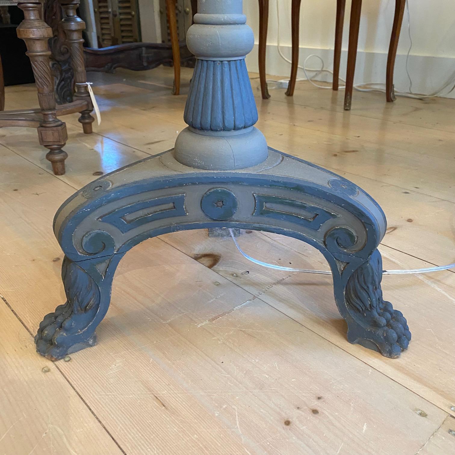 Lampada da terra francese antica intagliata e dipinta a mano in vendita 1