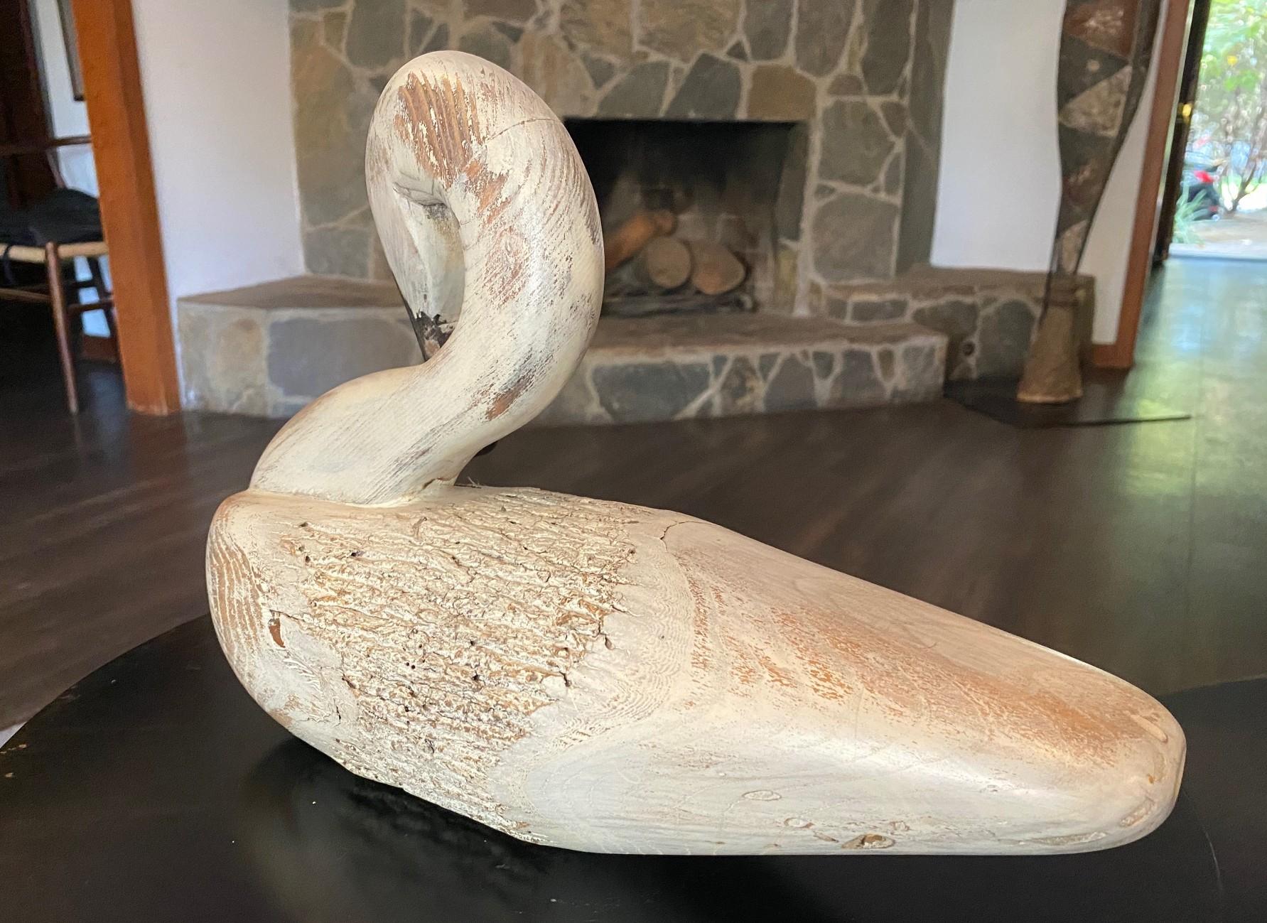 Sculpture d'appelant en bois vintage signée, sculptée et peinte à la main, représentant un cygne en train de se prélasser en vente 2