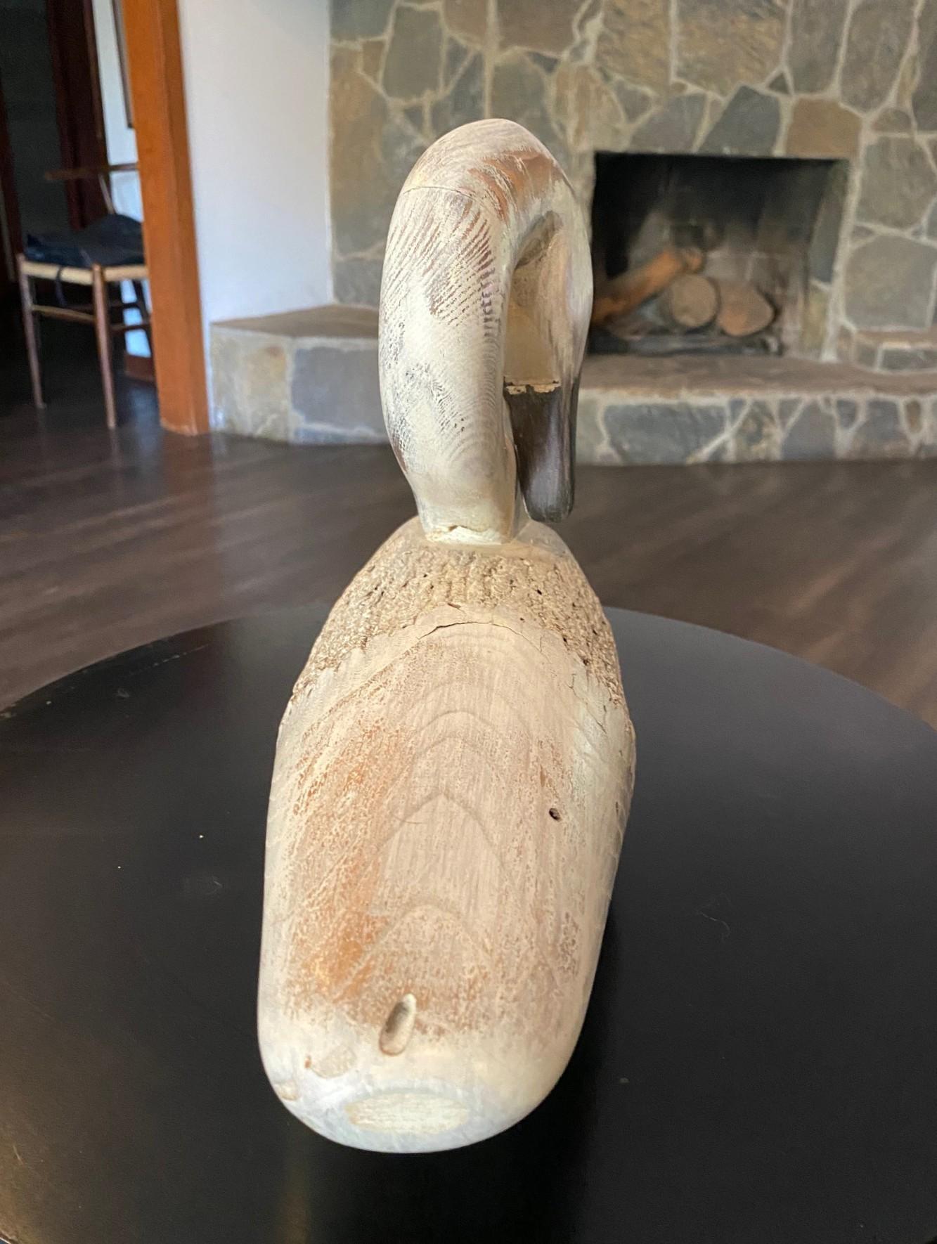 Sculpture d'appelant en bois vintage signée, sculptée et peinte à la main, représentant un cygne en train de se prélasser en vente 3