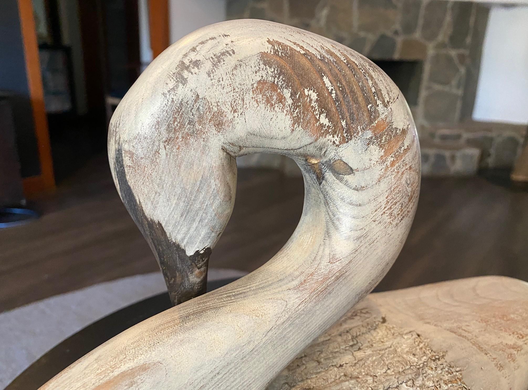 Sculpture d'appelant en bois vintage signée, sculptée et peinte à la main, représentant un cygne en train de se prélasser en vente 4