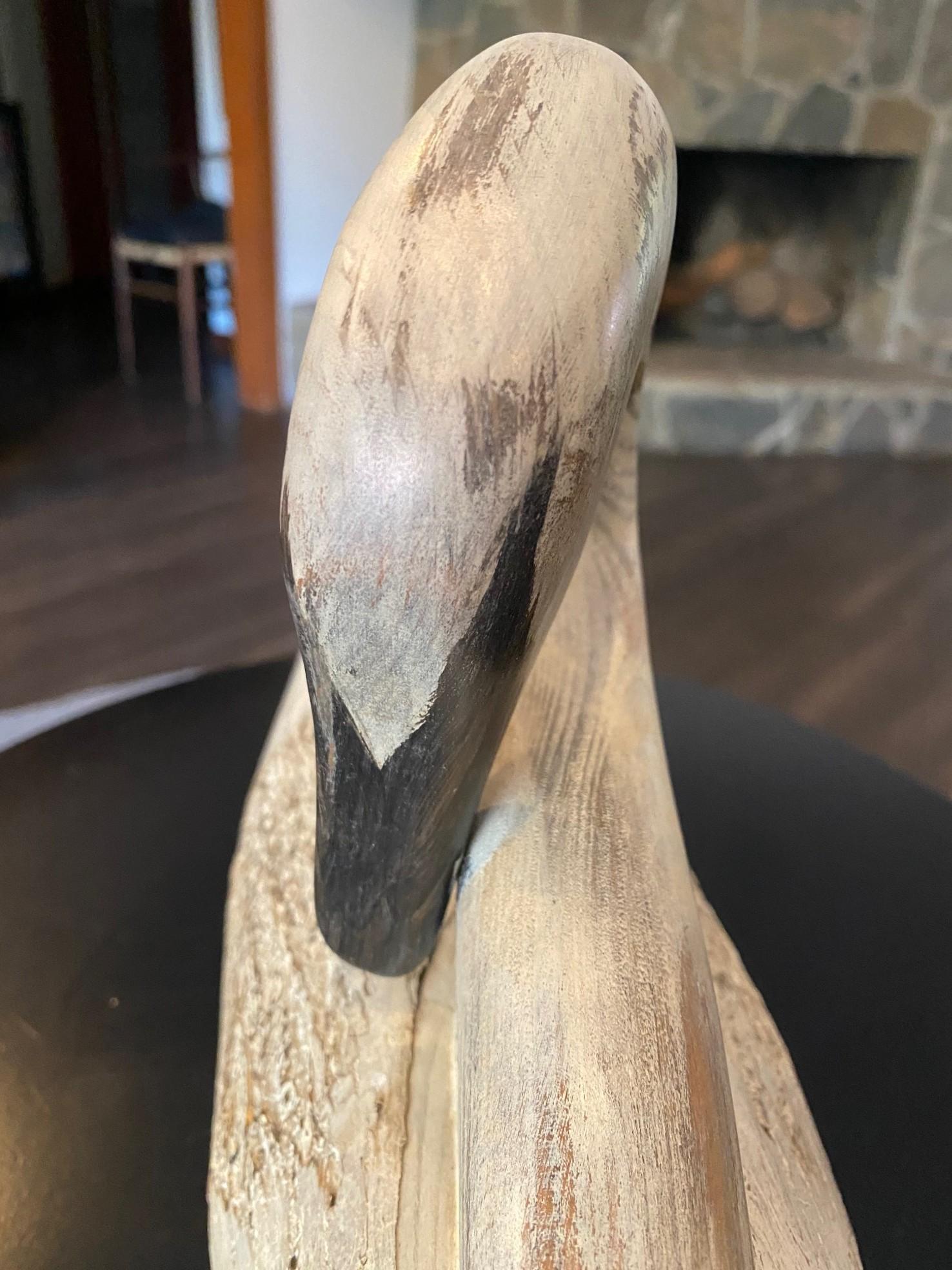 Sculpture d'appelant en bois vintage signée, sculptée et peinte à la main, représentant un cygne en train de se prélasser en vente 5