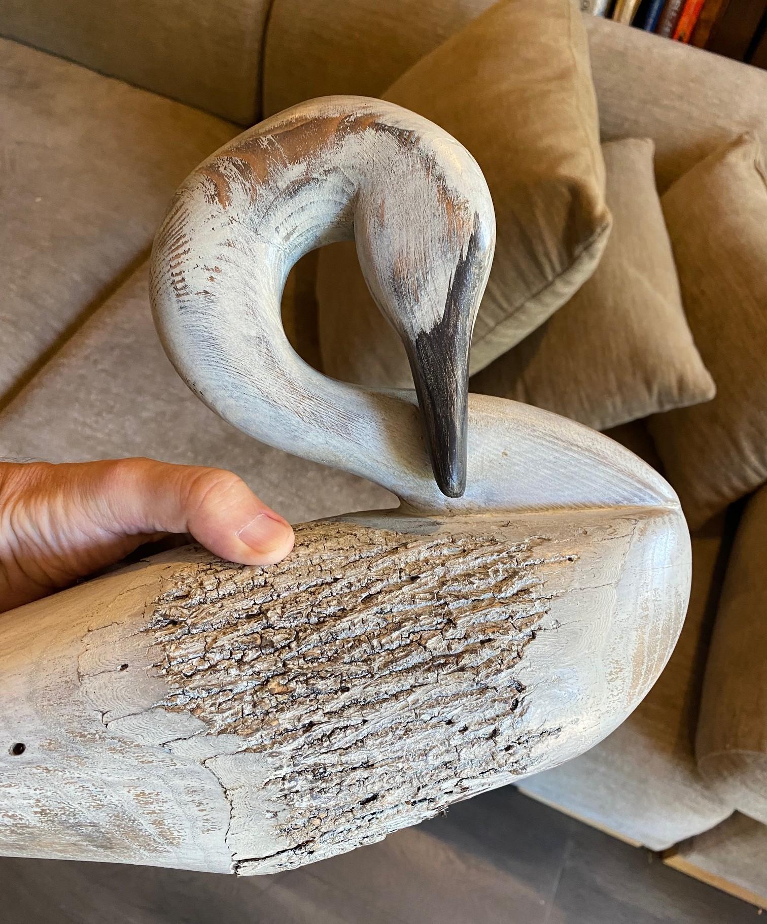 Sculpture d'appelant en bois vintage signée, sculptée et peinte à la main, représentant un cygne en train de se prélasser en vente 6