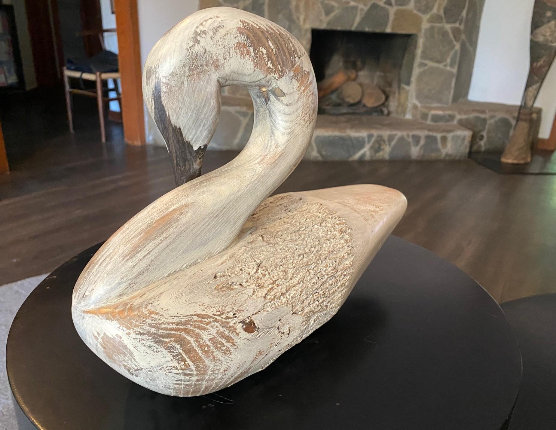 Américain Sculpture d'appelant en bois vintage signée, sculptée et peinte à la main, représentant un cygne en train de se prélasser en vente