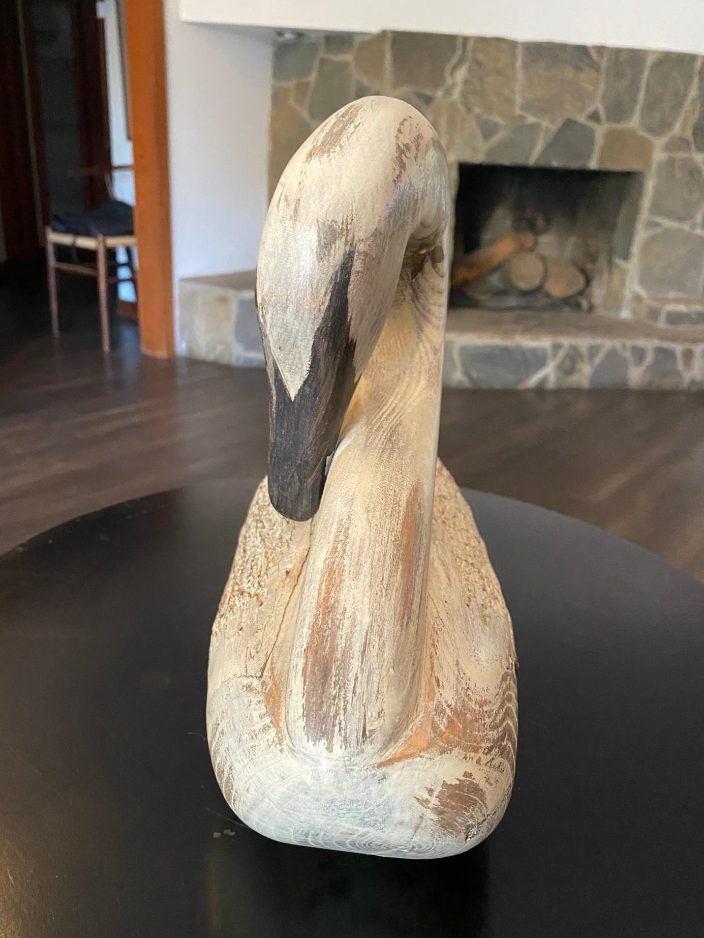 Sculpté à la main Sculpture d'appelant en bois vintage signée, sculptée et peinte à la main, représentant un cygne en train de se prélasser en vente