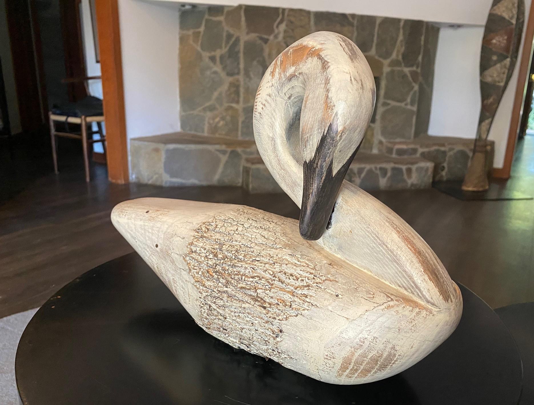 Sculpture d'appelant en bois vintage signée, sculptée et peinte à la main, représentant un cygne en train de se prélasser Bon état - En vente à Studio City, CA