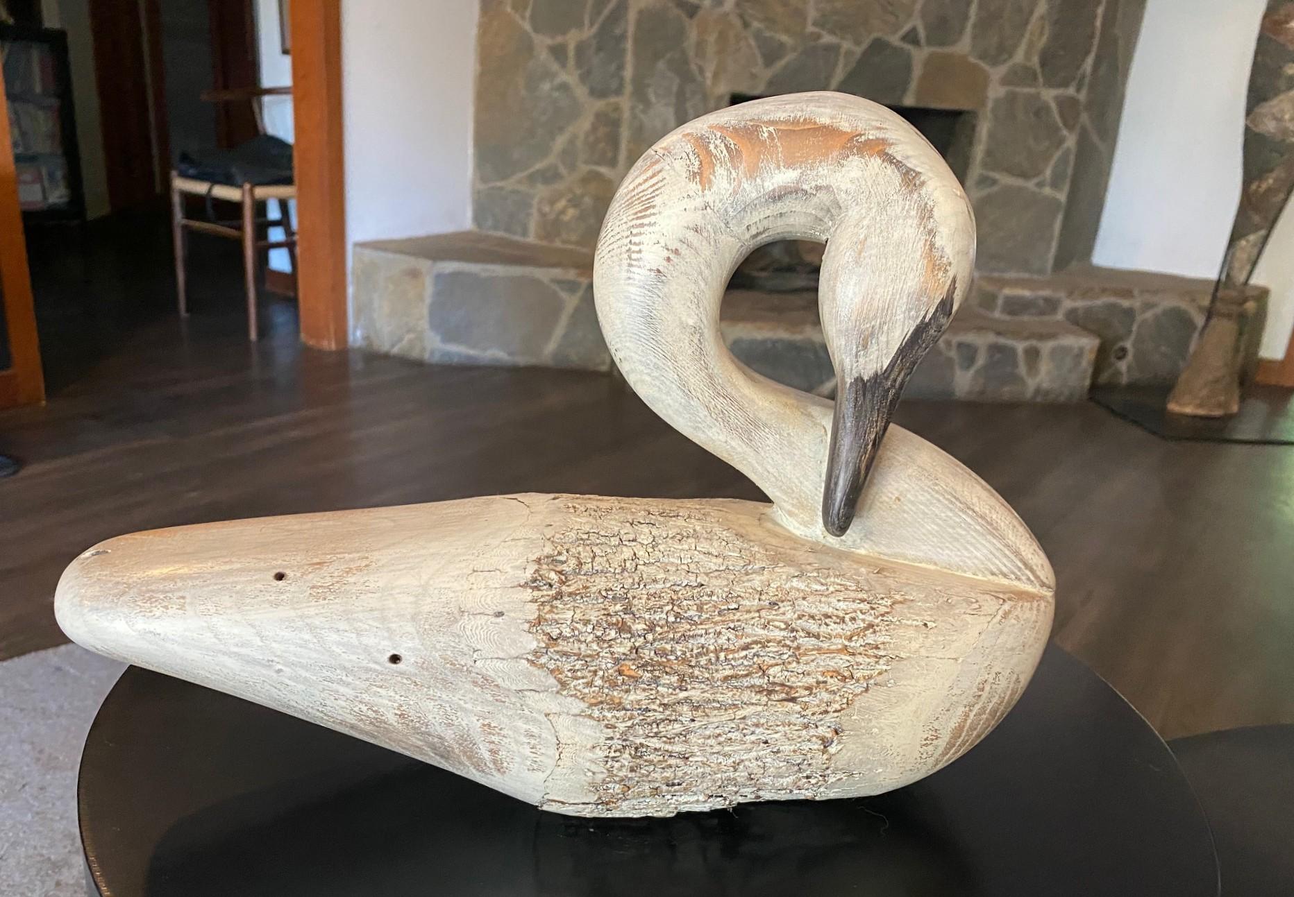 XXIe siècle et contemporain Sculpture d'appelant en bois vintage signée, sculptée et peinte à la main, représentant un cygne en train de se prélasser en vente