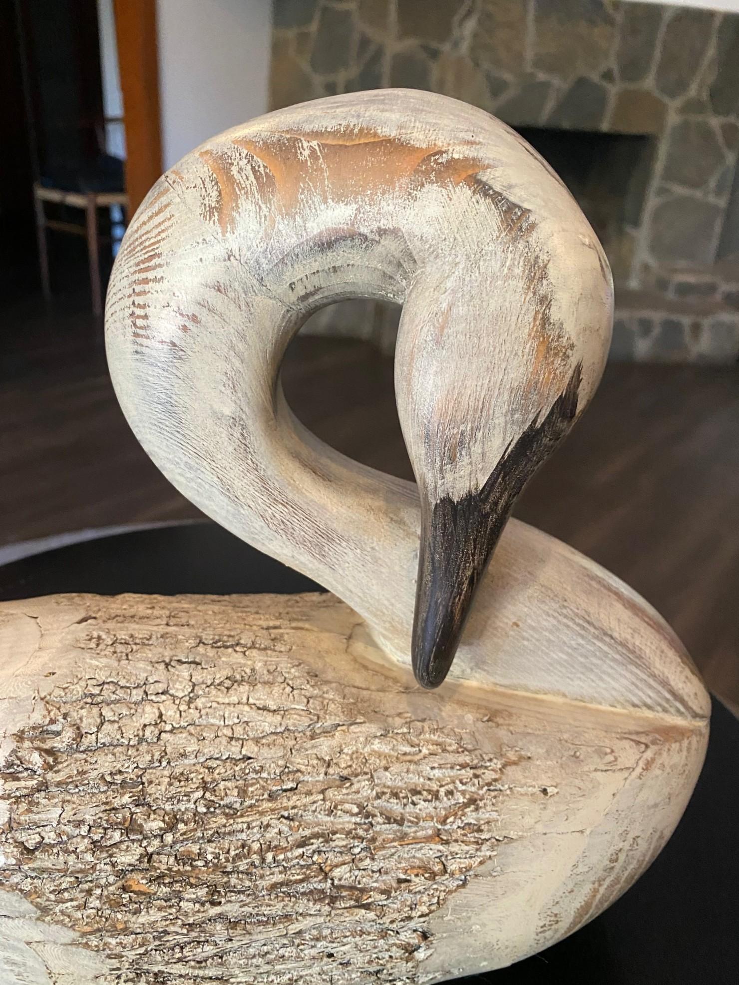 Bois Sculpture d'appelant en bois vintage signée, sculptée et peinte à la main, représentant un cygne en train de se prélasser en vente