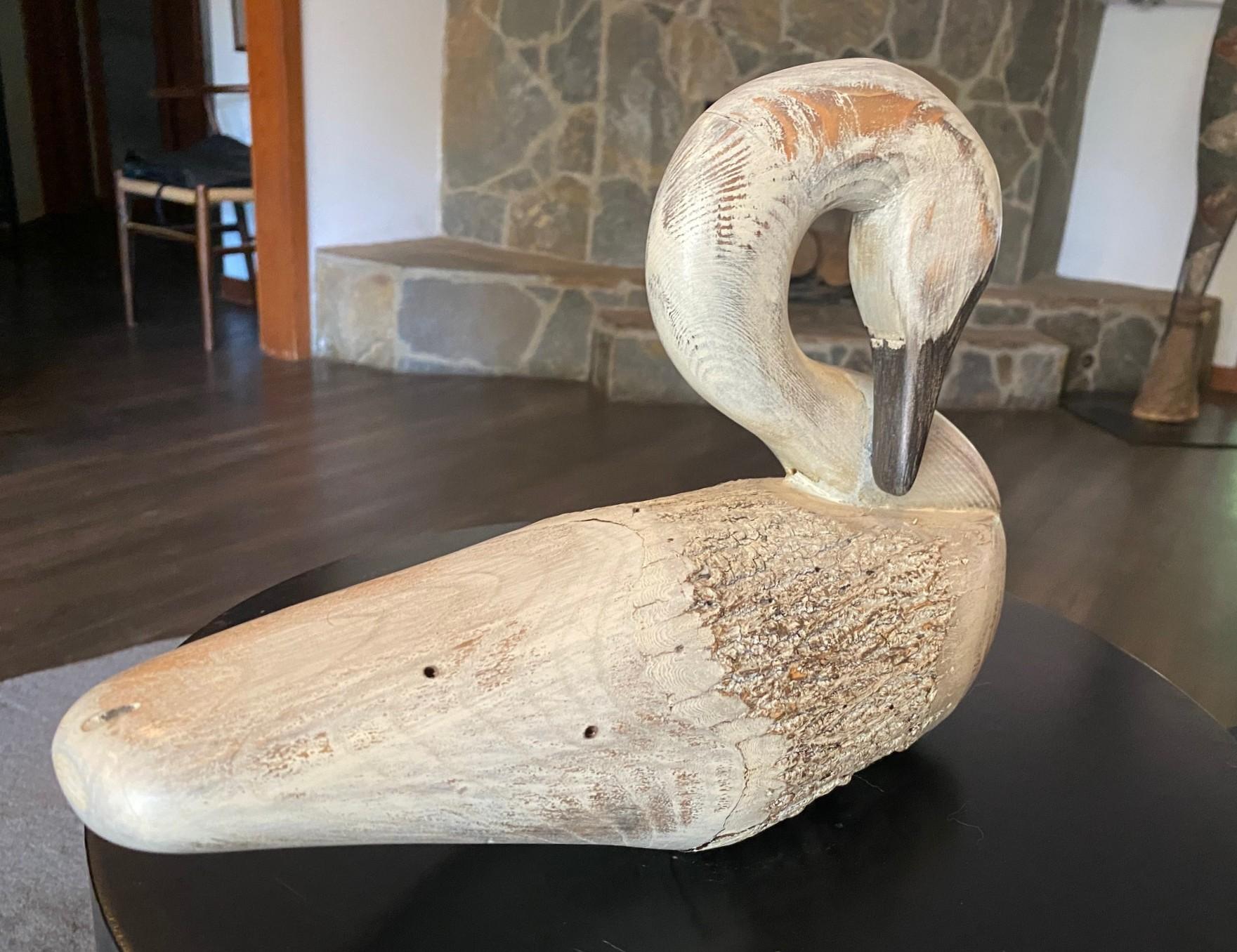 Sculpture d'appelant en bois vintage signée, sculptée et peinte à la main, représentant un cygne en train de se prélasser en vente 1