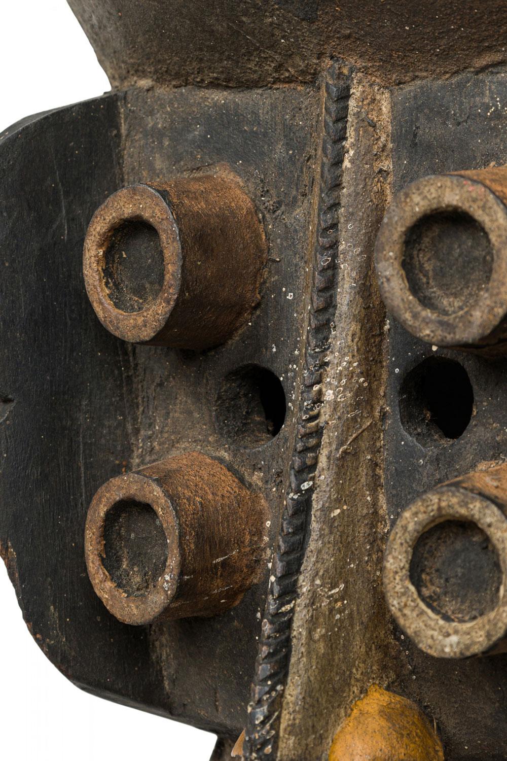 Hand geschnitzt und bemalt Wood Mask Wandtafel in Form eines Vogels (Geschnitzt) im Angebot
