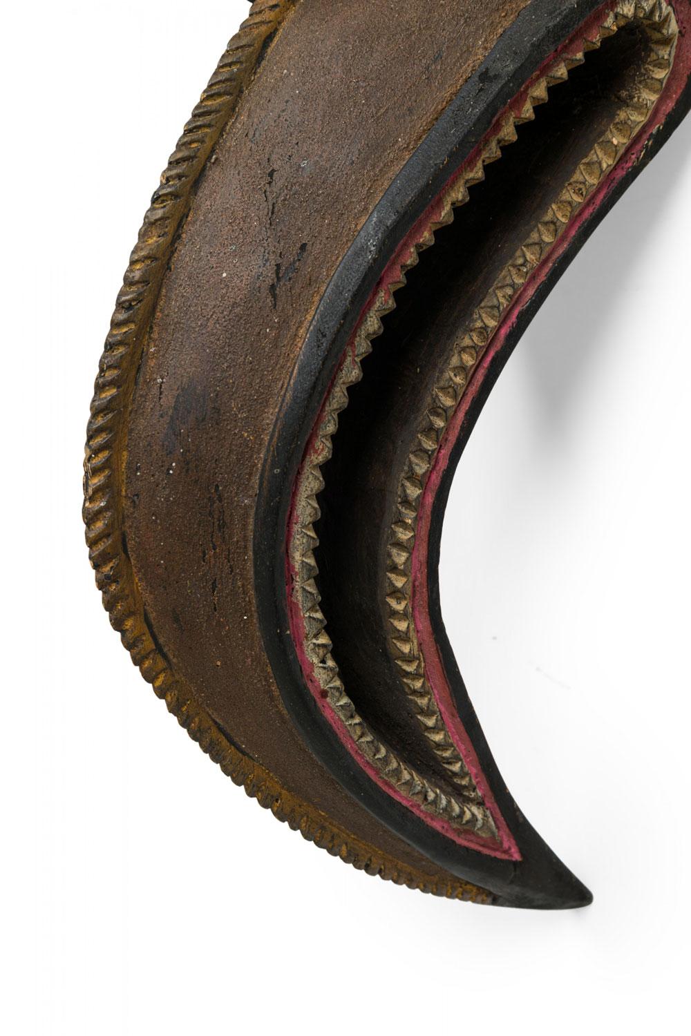 Hand geschnitzt und bemalt Wood Mask Wandtafel in Form eines Vogels im Zustand „Gut“ im Angebot in Queens, NY