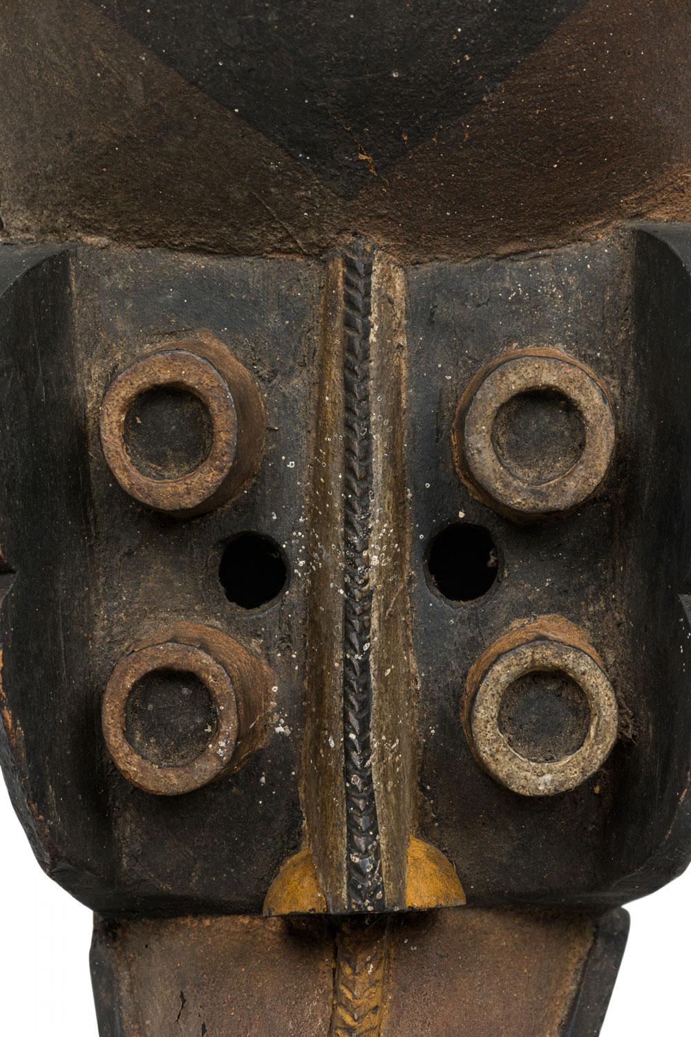 Hand geschnitzt und bemalt Wood Mask Wandtafel in Form eines Vogels (20. Jahrhundert) im Angebot