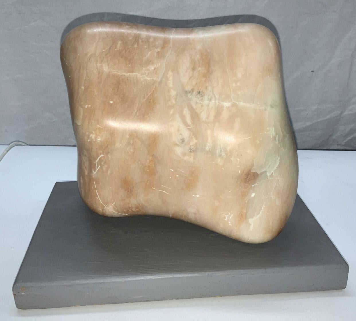 Scultura in pietra feldspatica naturale. Scolpito e lucidato a mano, poi montato su una base in legno laccato con fondo in feltro.  Ottimo colore, movimento e composizione. 