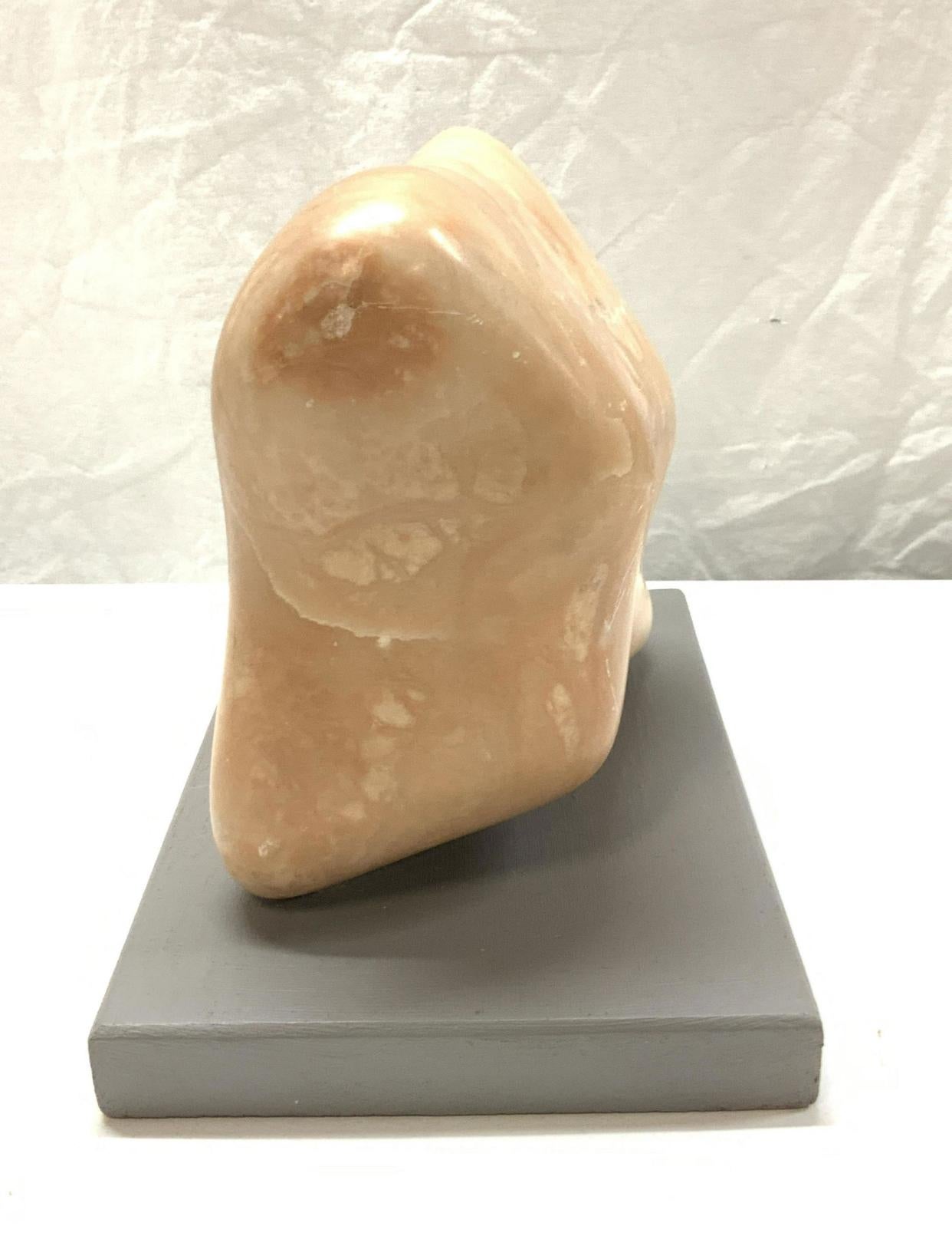 Mid-Century moderno Scultura in pietra feldspatica scolpita e lucidata a mano su base in Wood laccato. in vendita