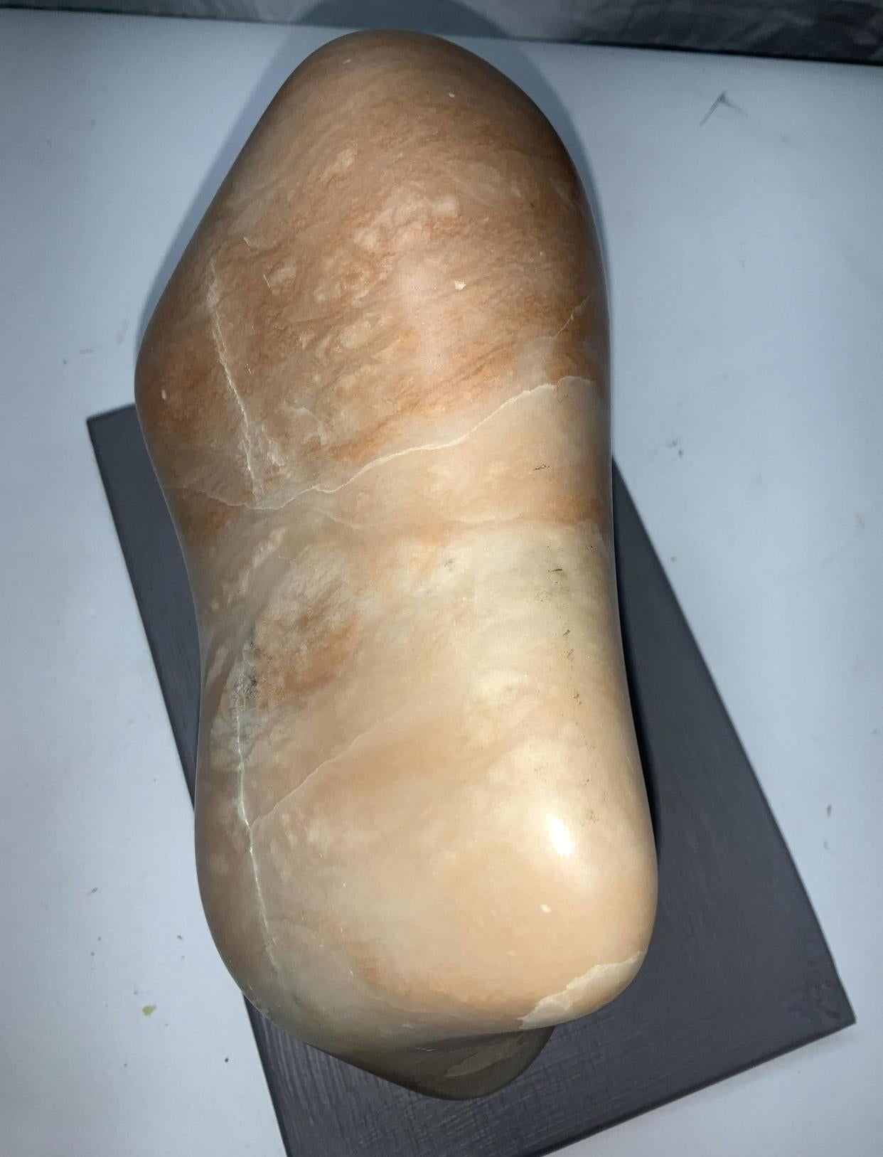 Lucidato Scultura in pietra feldspatica scolpita e lucidata a mano su base in Wood laccato. in vendita