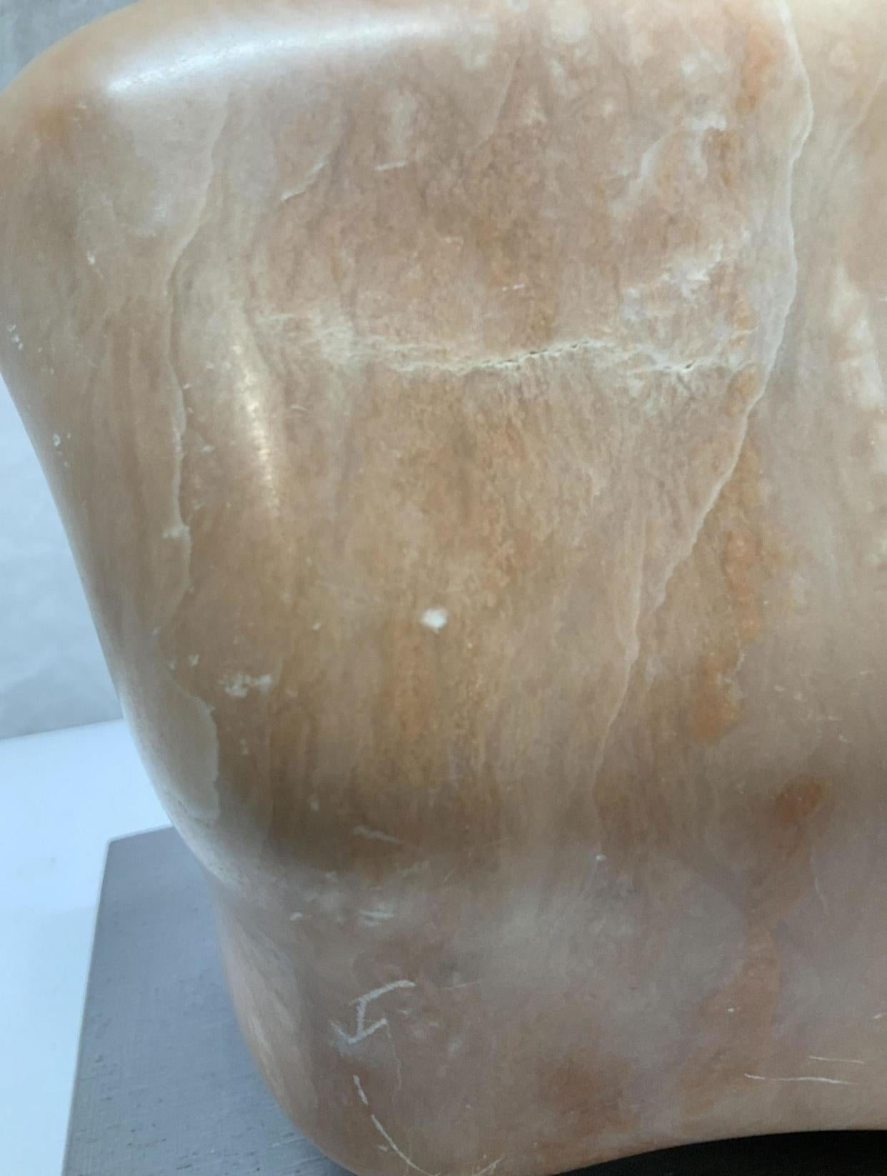 Scultura in pietra feldspatica scolpita e lucidata a mano su base in Wood laccato. In condizioni buone in vendita a Chicago, IL