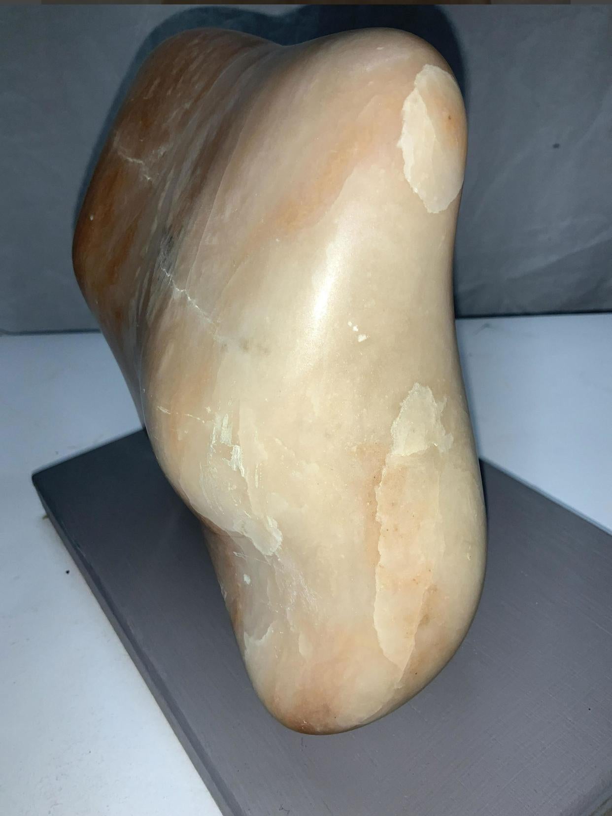 Metà XX secolo Scultura in pietra feldspatica scolpita e lucidata a mano su base in Wood laccato. in vendita