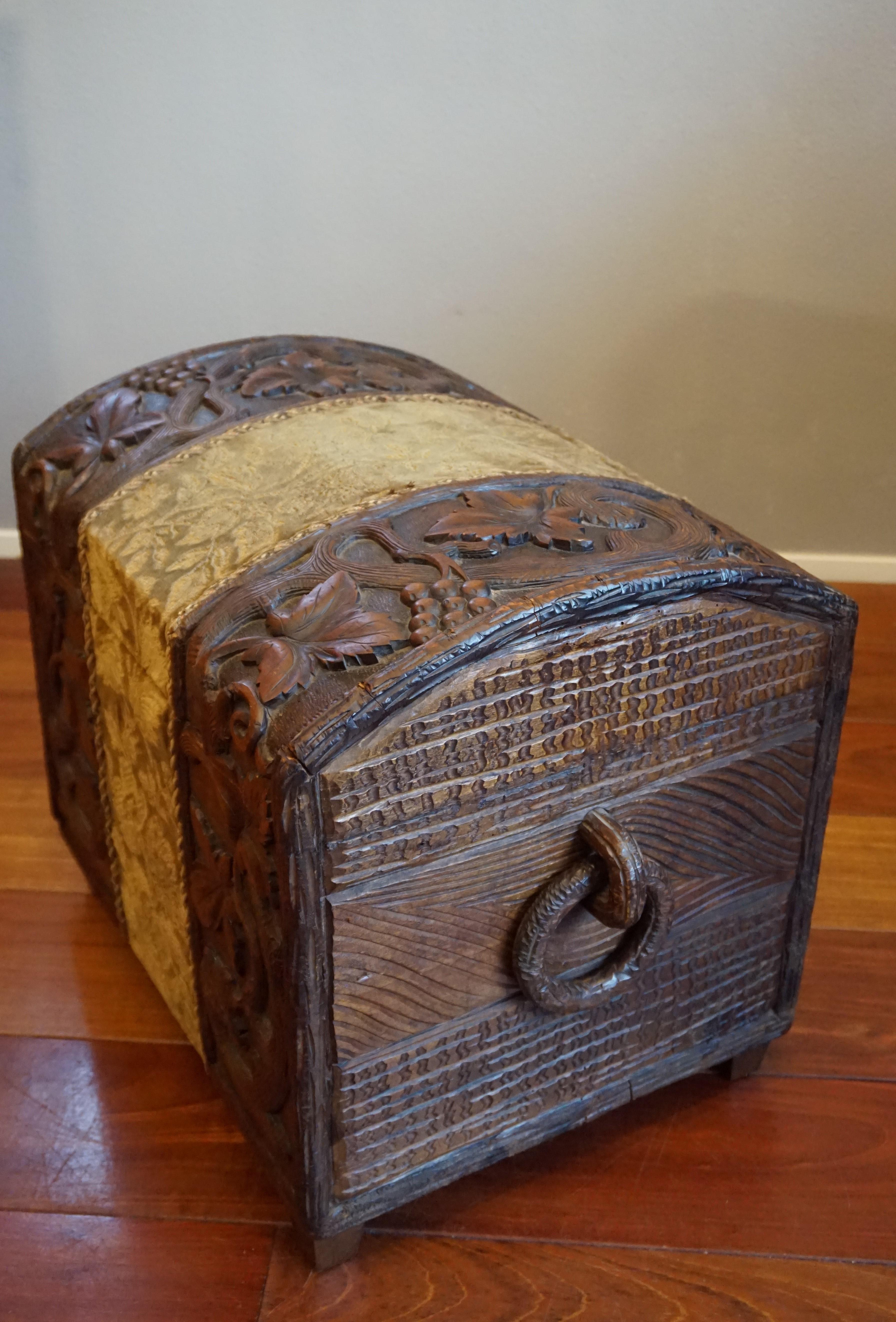 Tissu Coffre / malle pour le bois de cheminée et le vin, sculpté à la main, de style Black Forest antique en vente