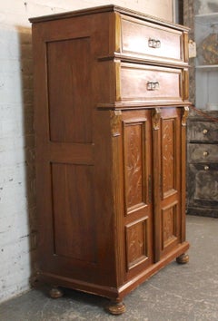 Armoire ancienne sculptée à la main