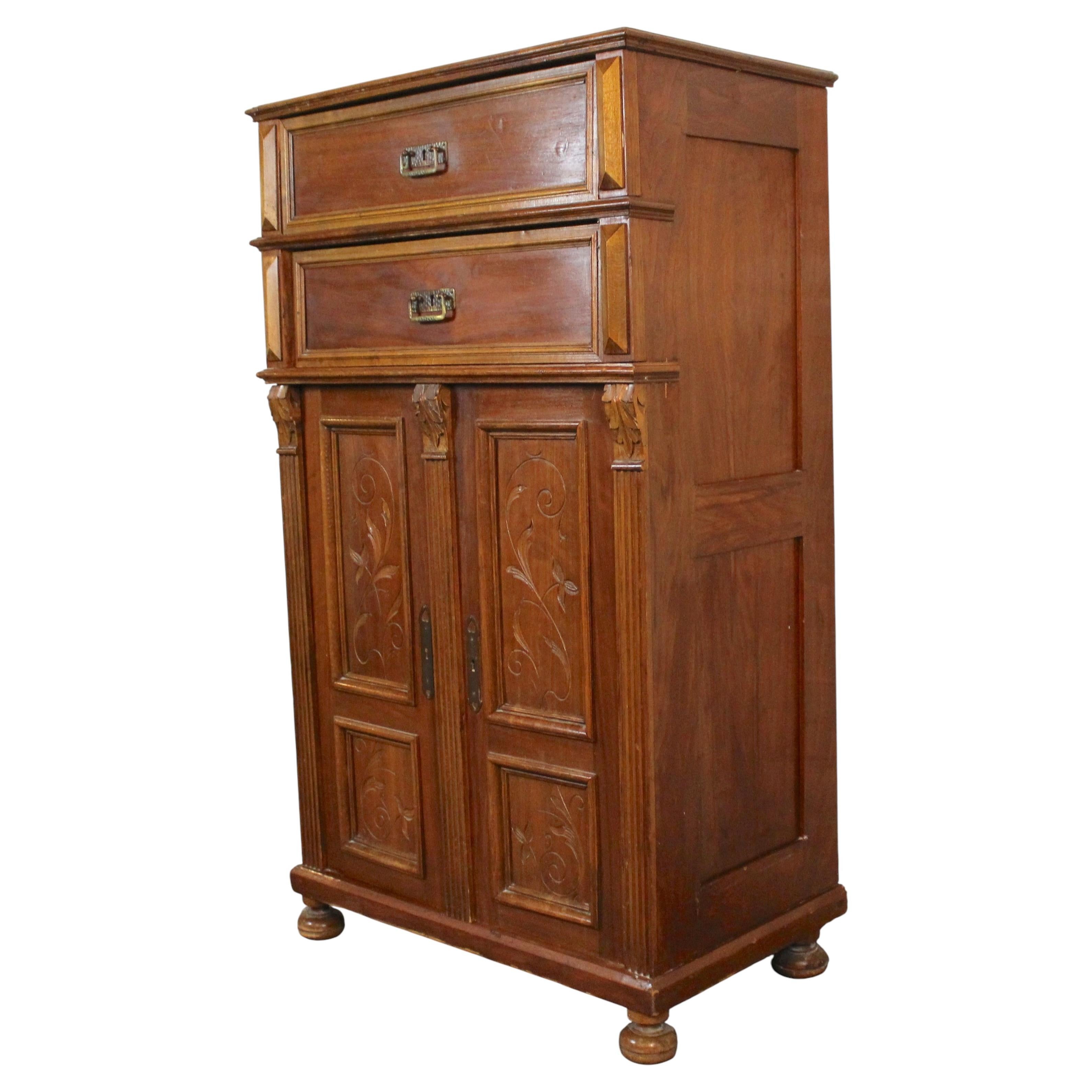 Armoire ancienne sculptée à la main en vente