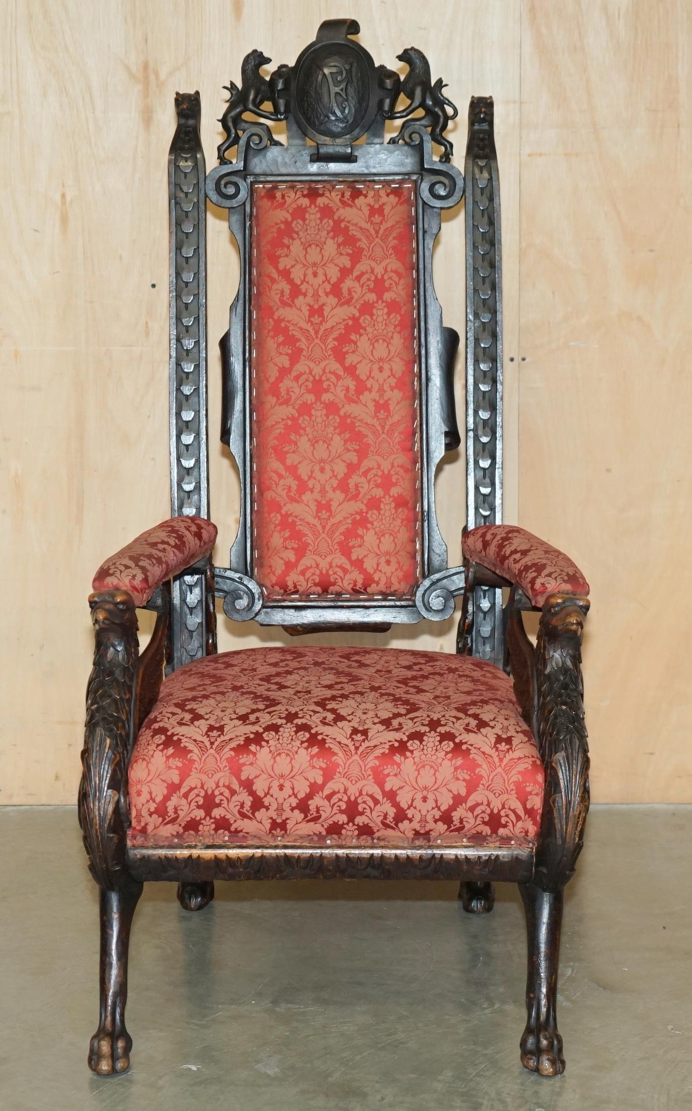 Casa Reale Antiquariato

Royal House Antiques è lieta di offrire in vendita questa splendida poltrona da trono originale del XIX secolo, intagliata a mano, in stile Impero francese del 1840 circa, con enormi gambe scolpite da Griffin e stemma