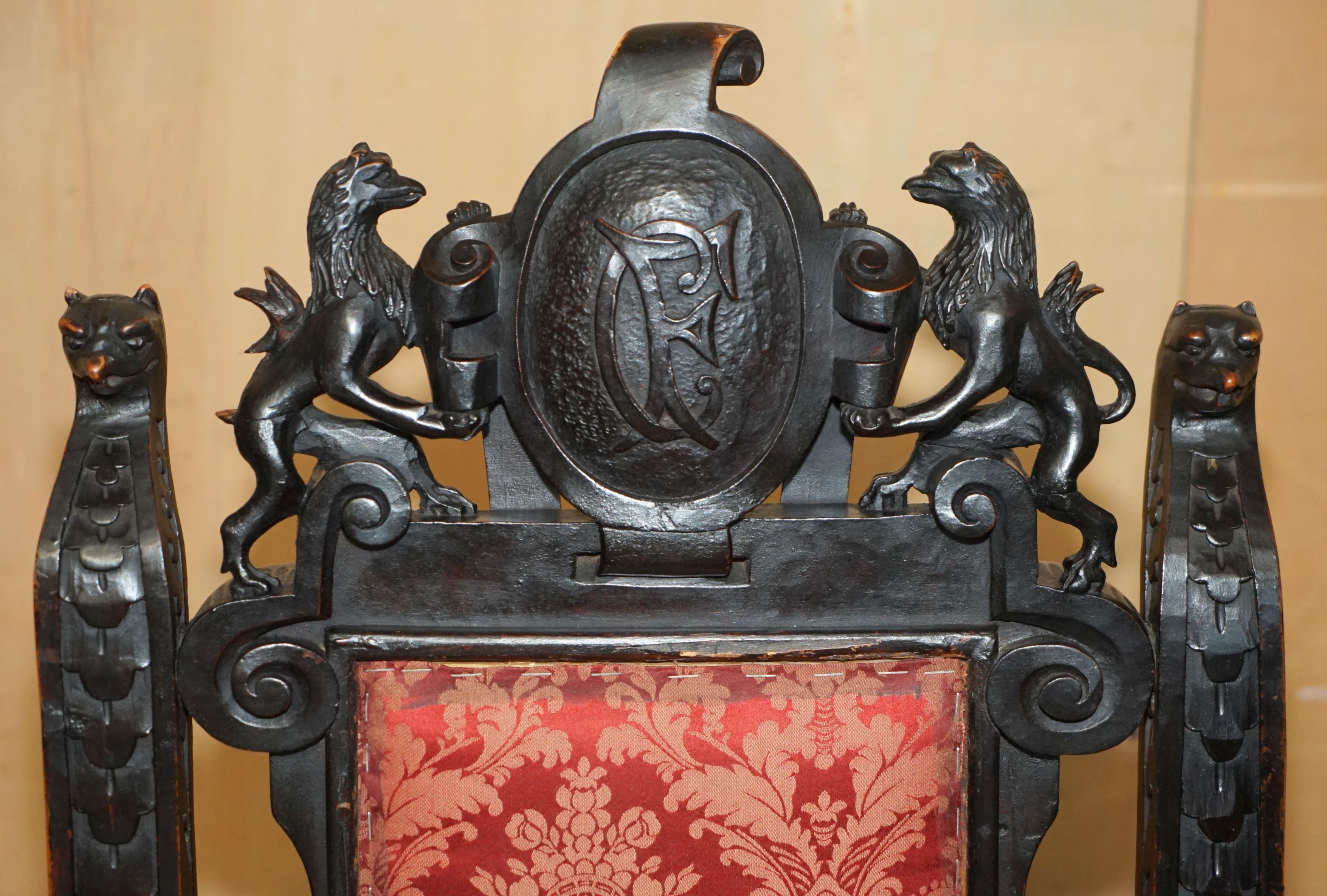 Francese Poltrona da braccio intagliata a mano dell'impero francese GRIFFIN ARMORIAL CREST COAT OF ARMS in vendita