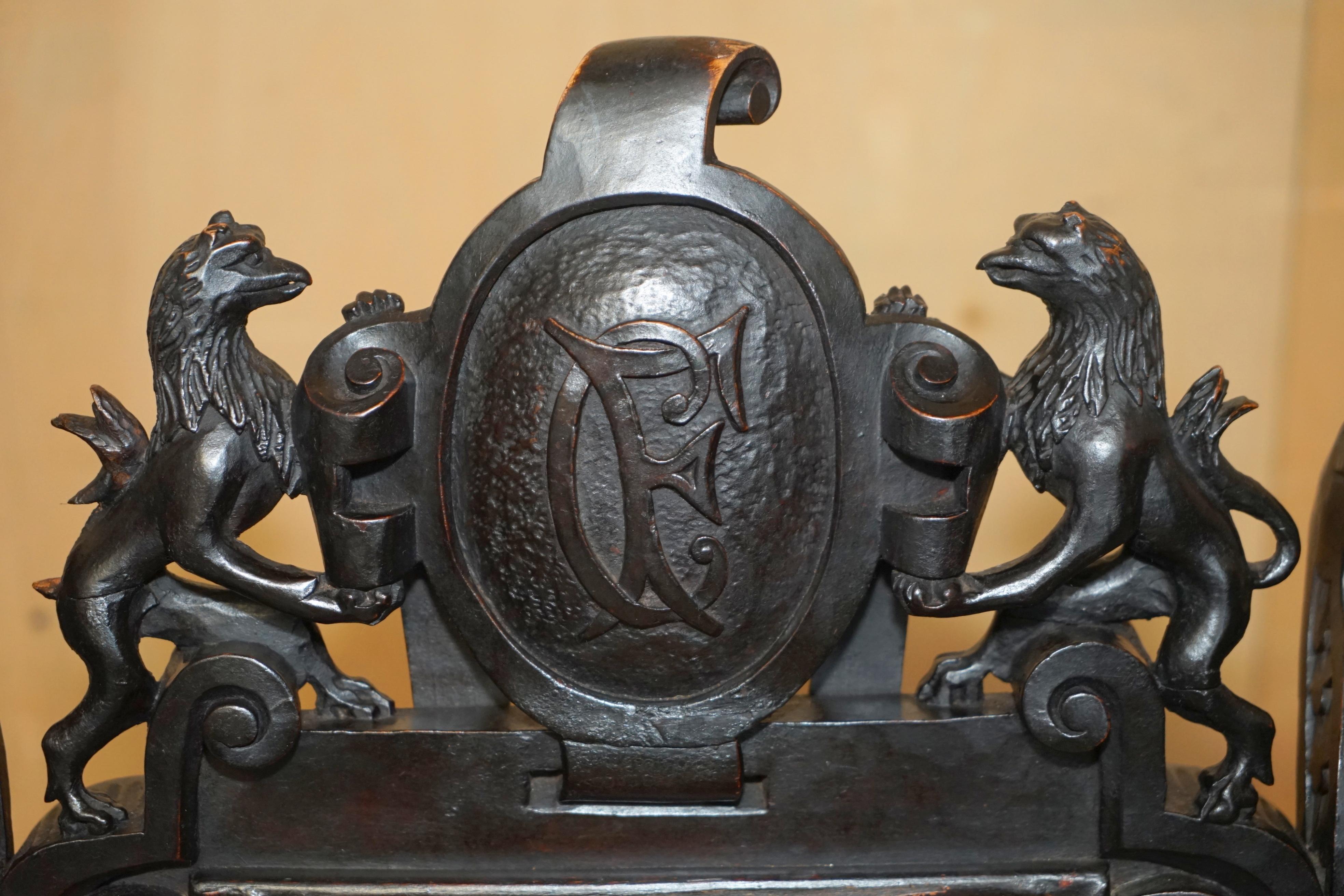 Fatto a mano Poltrona da braccio intagliata a mano dell'impero francese GRIFFIN ARMORIAL CREST COAT OF ARMS in vendita