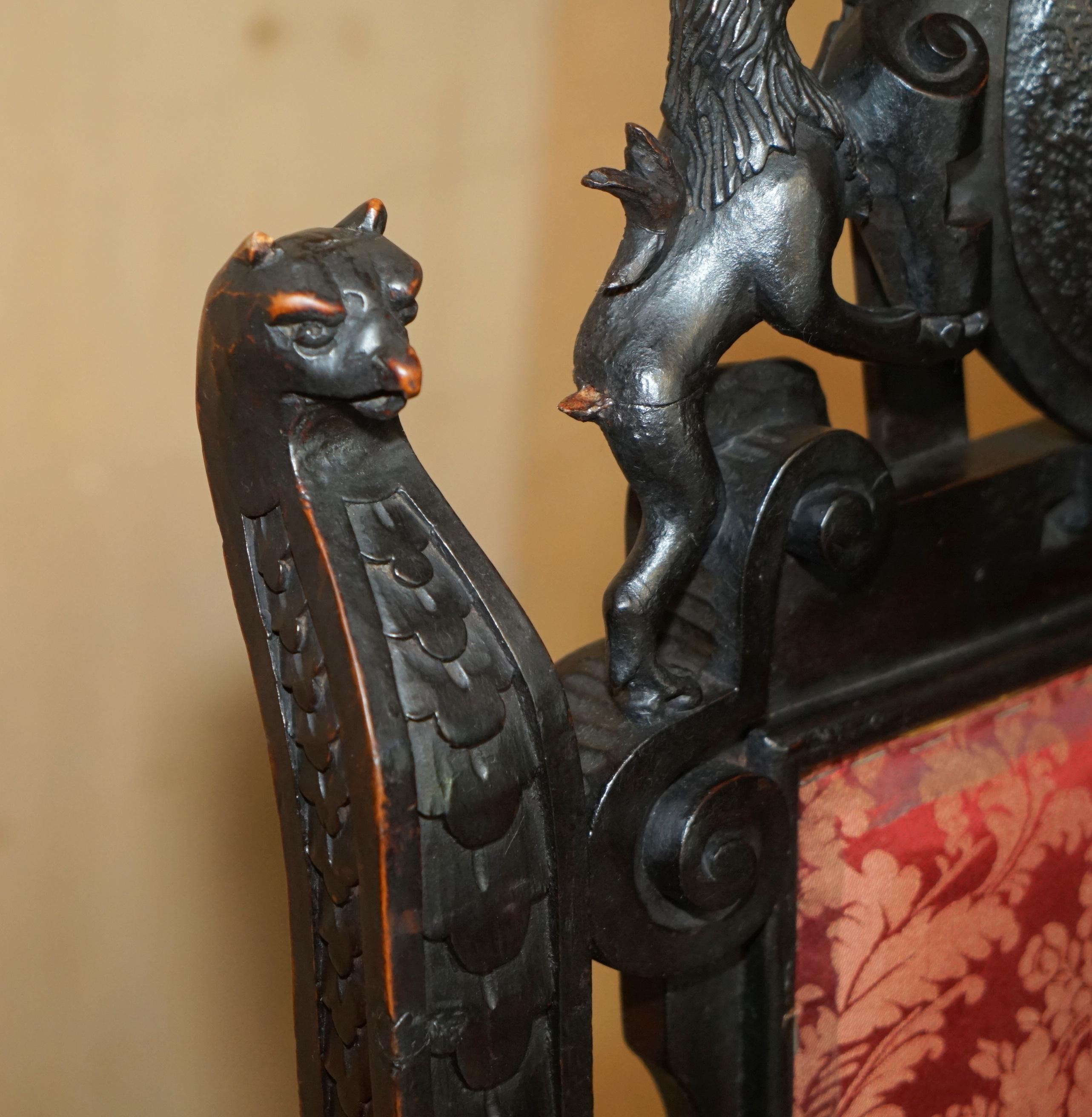 Poltrona da braccio intagliata a mano dell'impero francese GRIFFIN ARMORIAL CREST COAT OF ARMS In condizioni discrete in vendita a West Sussex, Pulborough