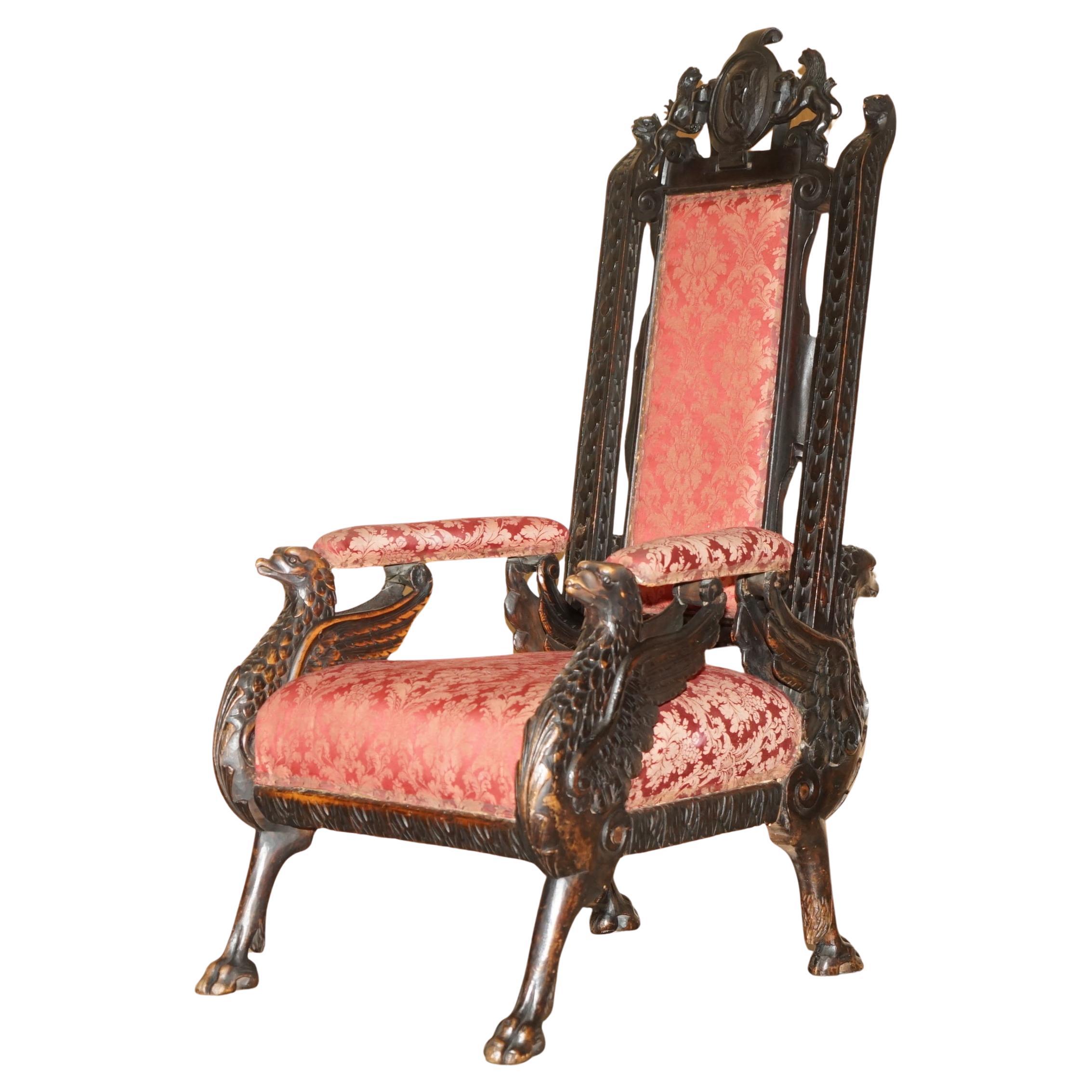 Poltrona da braccio intagliata a mano dell'impero francese GRIFFIN ARMORIAL CREST COAT OF ARMS in vendita