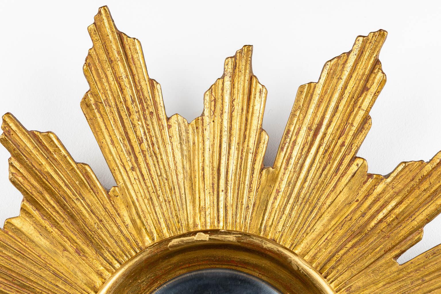 Espejo tallado a mano Antique Giltwood Sunburst Belga en venta