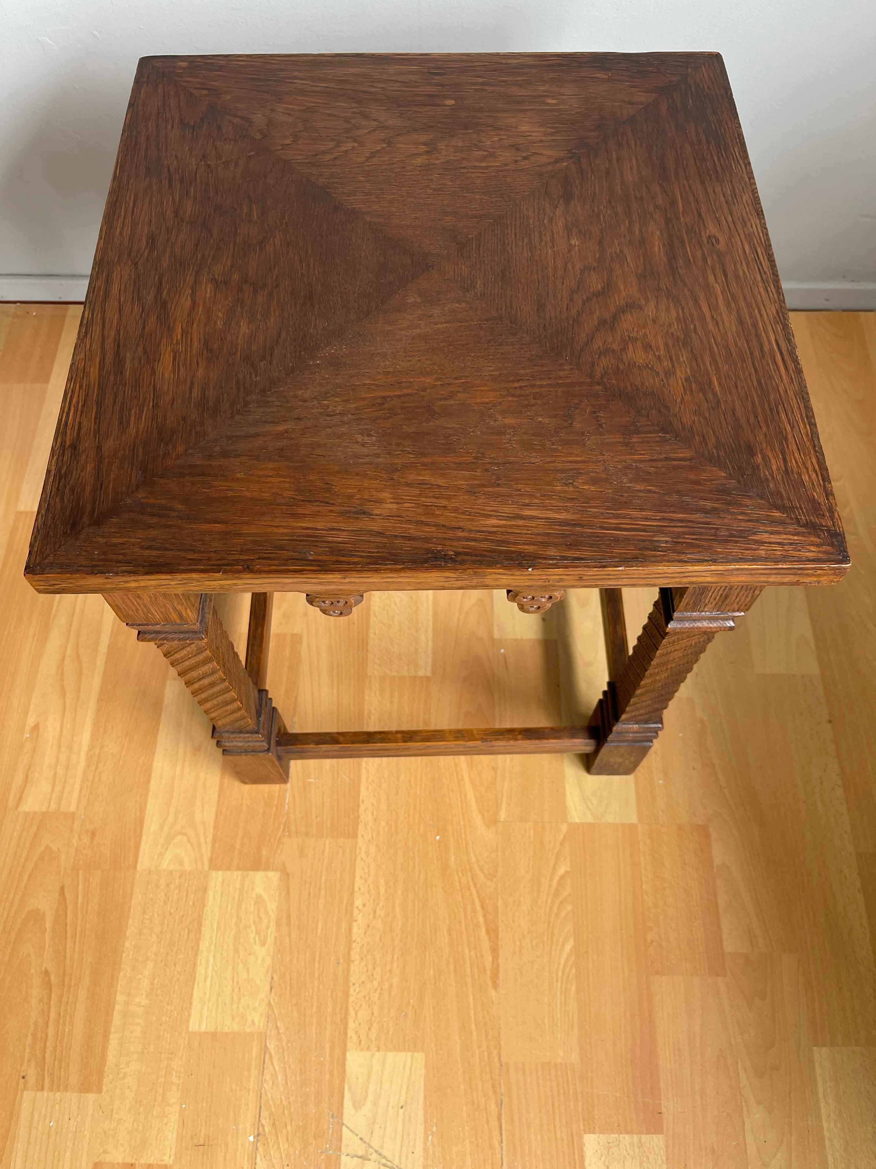 Table d'appoint Antique Revival pratique sculptée à la main avec. Motif d'enveloppe incrusté en vente 9