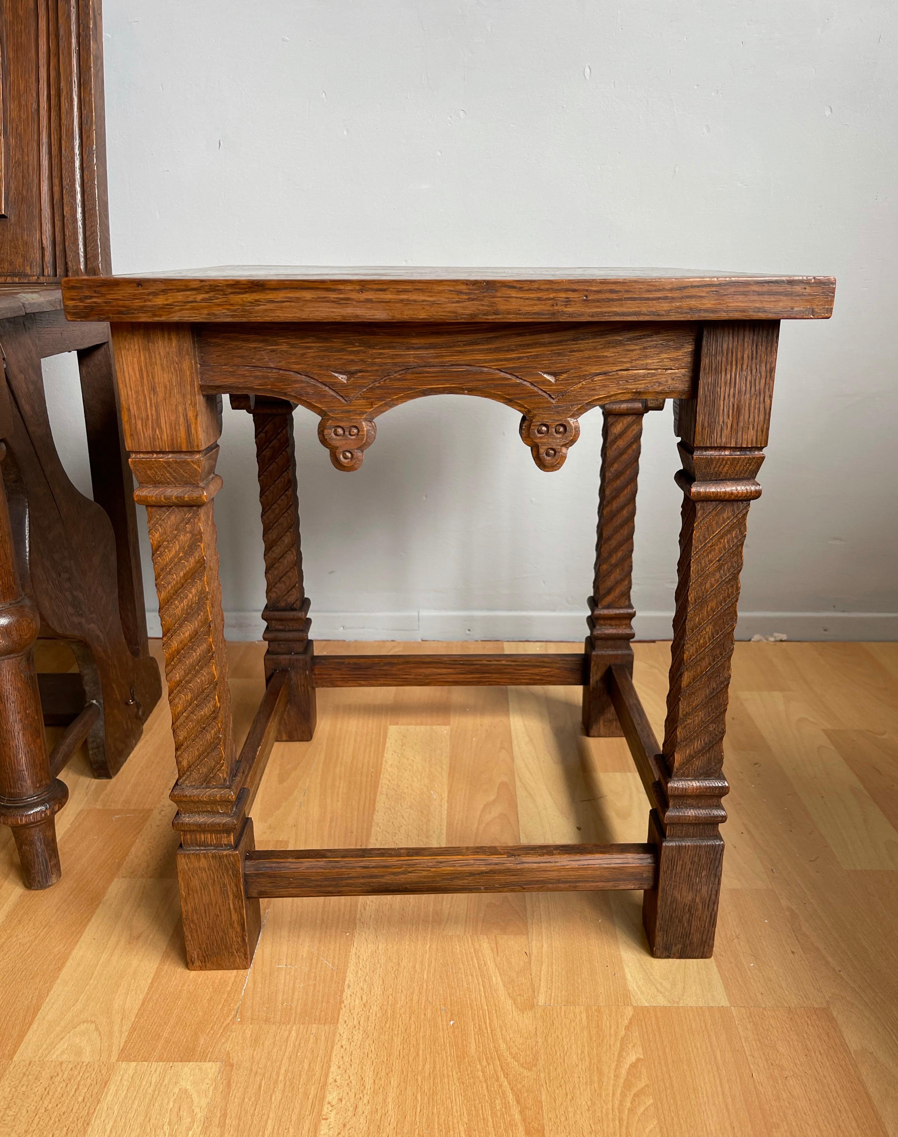 Néo-gothique Table d'appoint Antique Revival pratique sculptée à la main avec. Motif d'enveloppe incrusté en vente