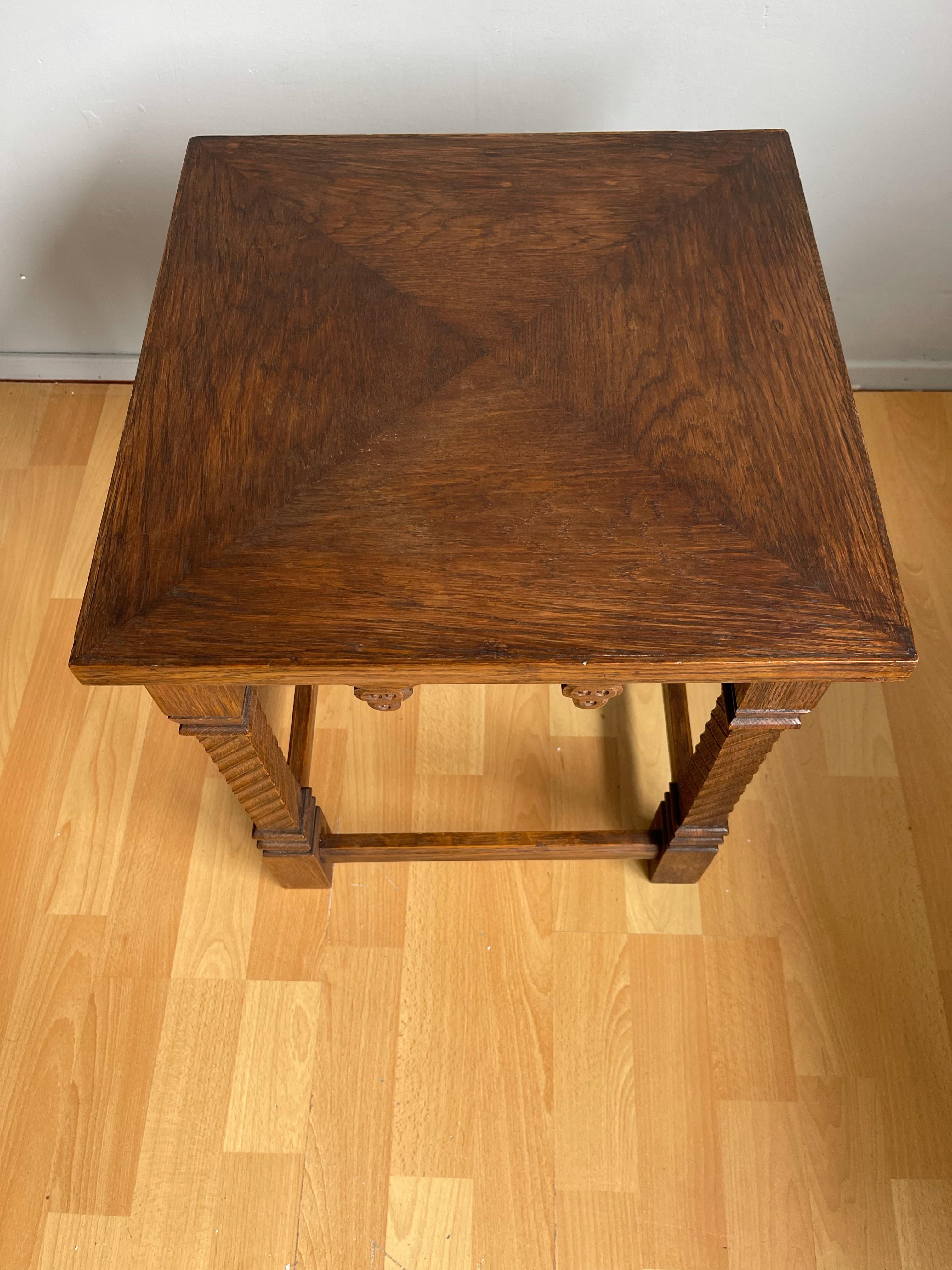 Néerlandais Table d'appoint Antique Revival pratique sculptée à la main avec. Motif d'enveloppe incrusté en vente
