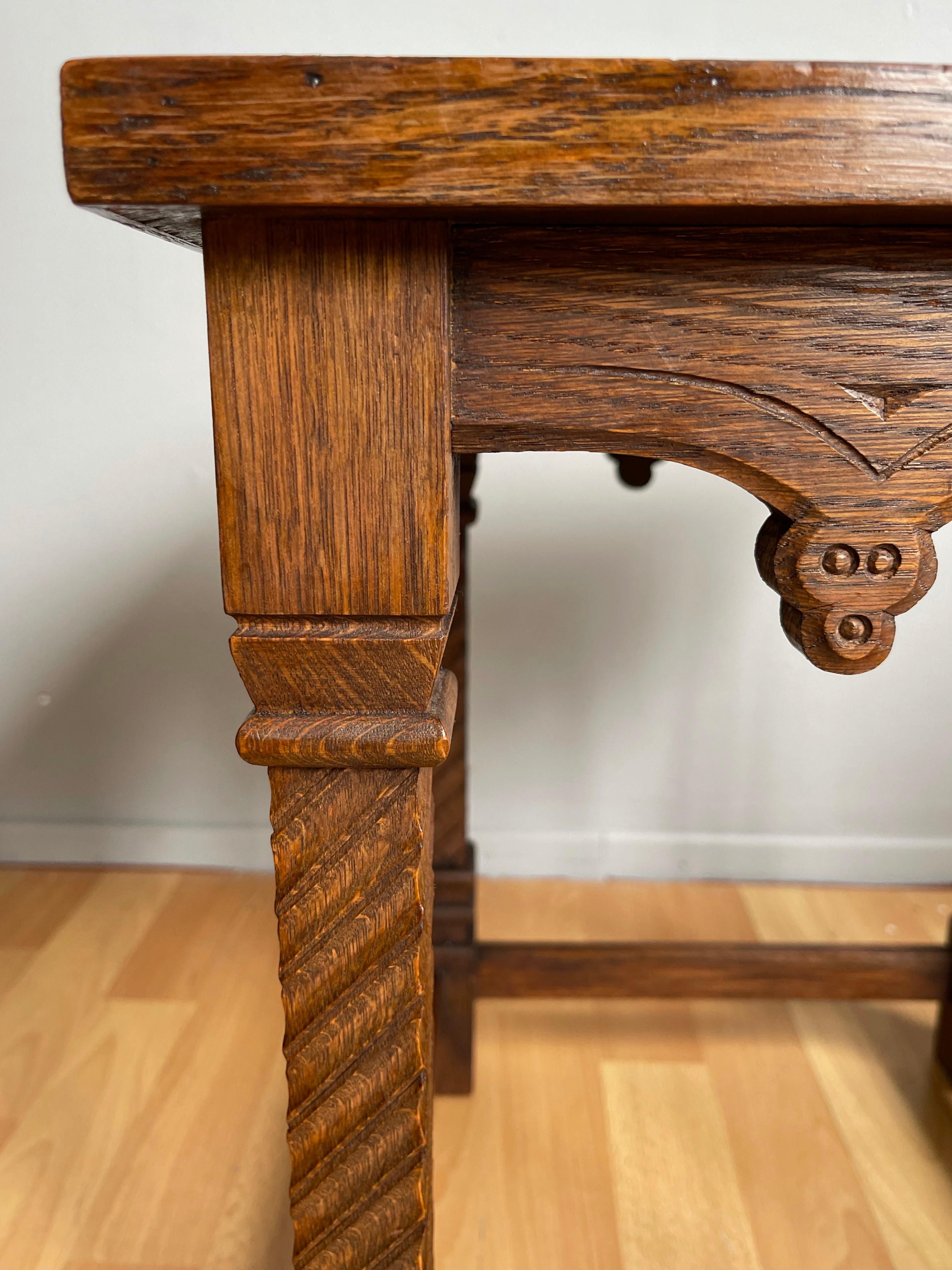 Patiné Table d'appoint Antique Revival pratique sculptée à la main avec. Motif d'enveloppe incrusté en vente