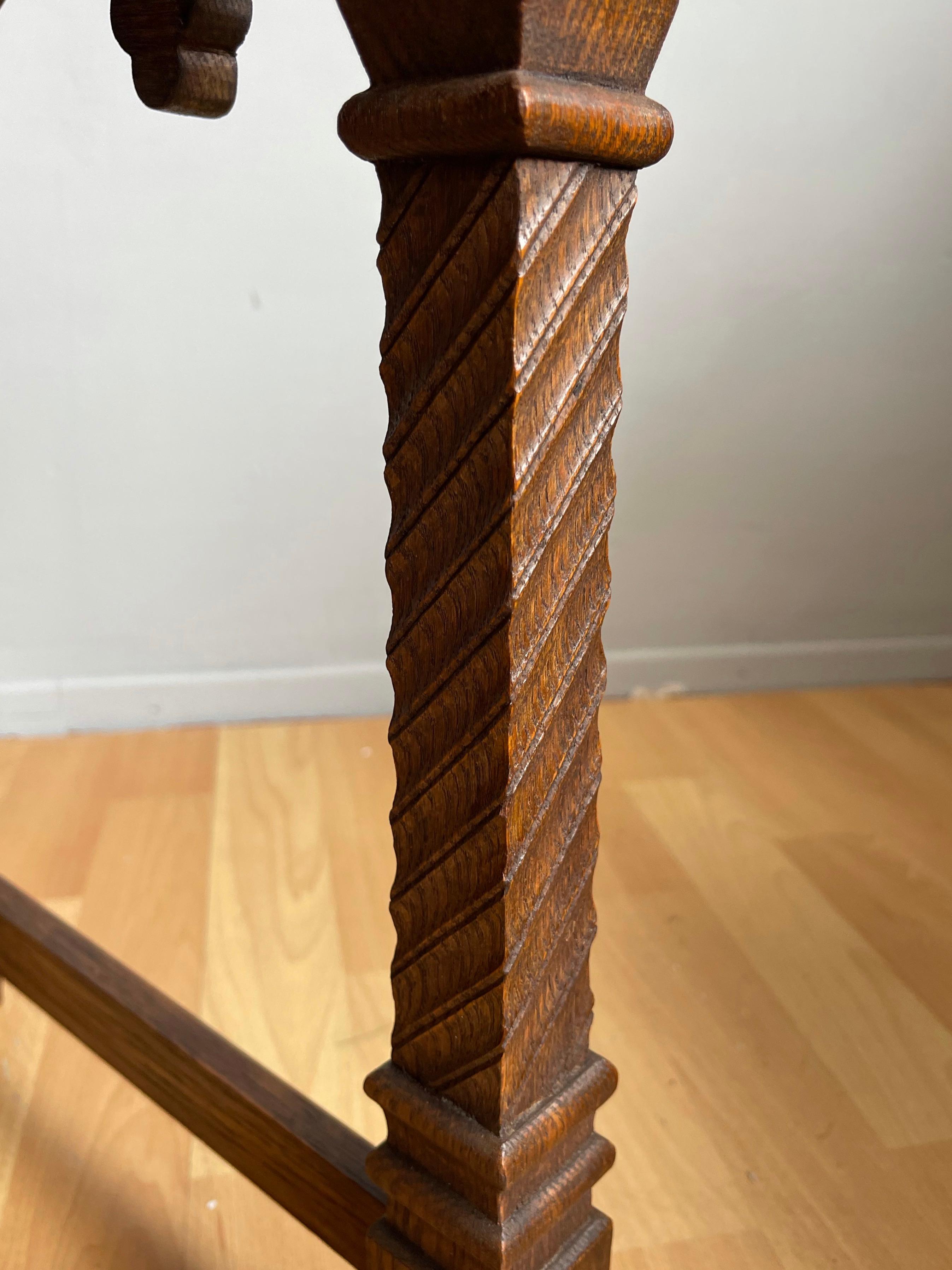 Chêne Table d'appoint Antique Revival pratique sculptée à la main avec. Motif d'enveloppe incrusté en vente