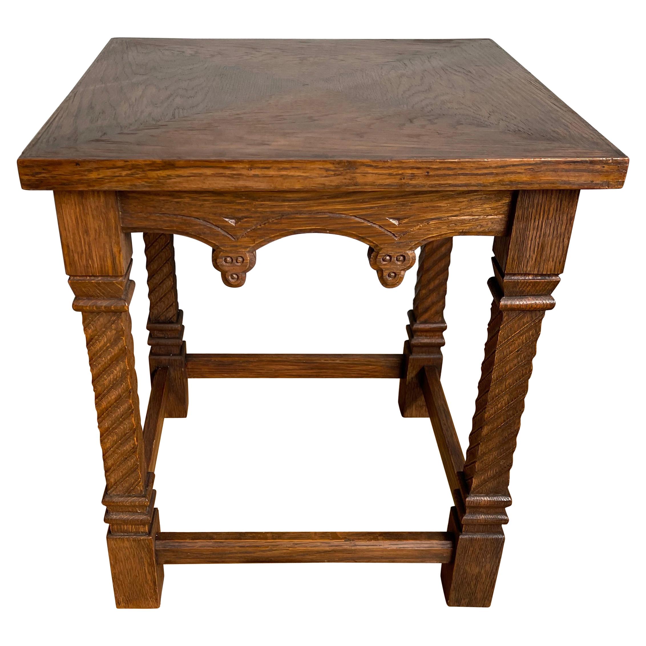 Table d'appoint Antique Revival pratique sculptée à la main avec. Motif d'enveloppe incrusté