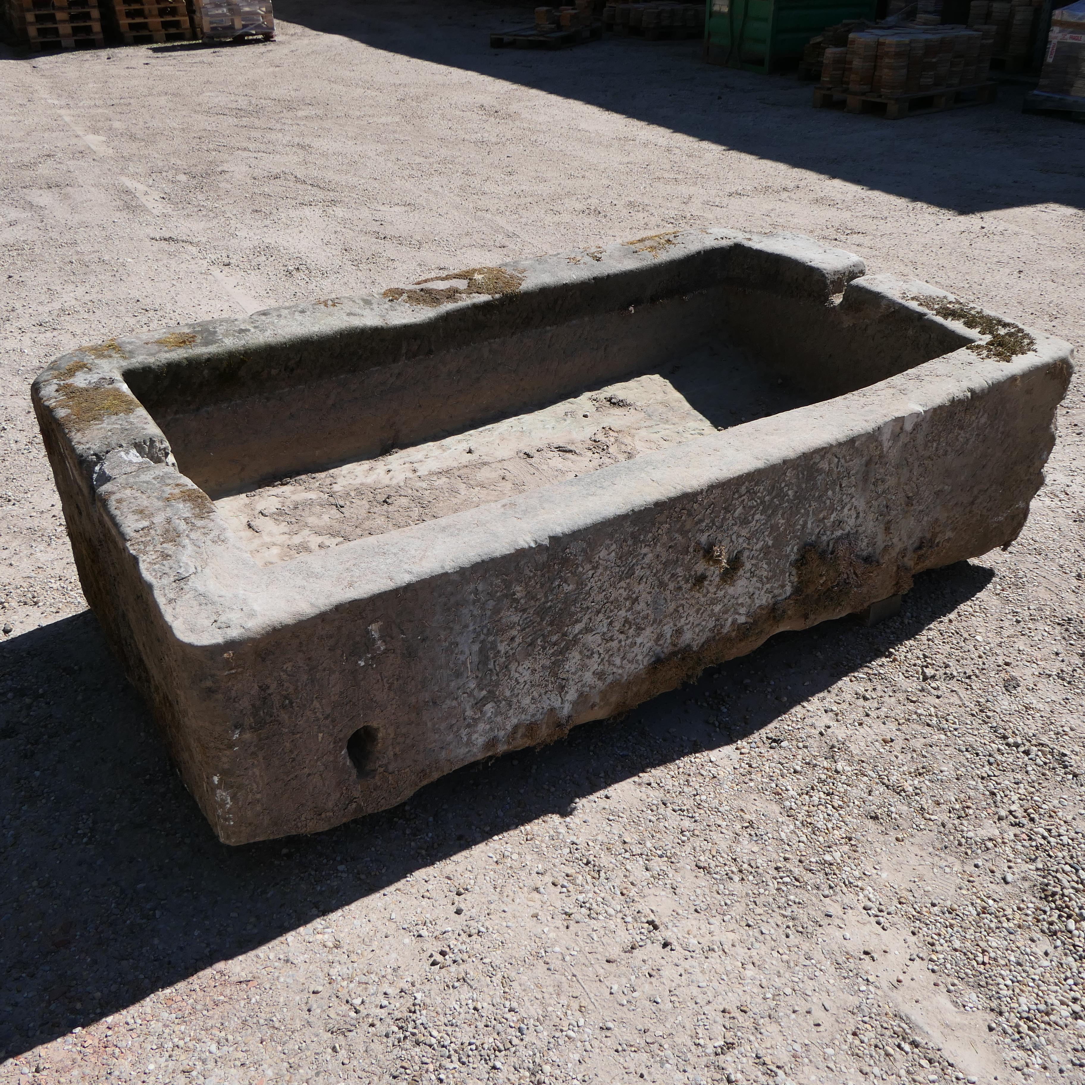 Une rare et belle auge en pierre ancienne, taillée à la main dans une pierre naturelle solide. Datant du XVIIIe siècle, cette pièce présente le savoir-faire intemporel et le charme rustique typiques du design français traditionnel.
Avec sa patine