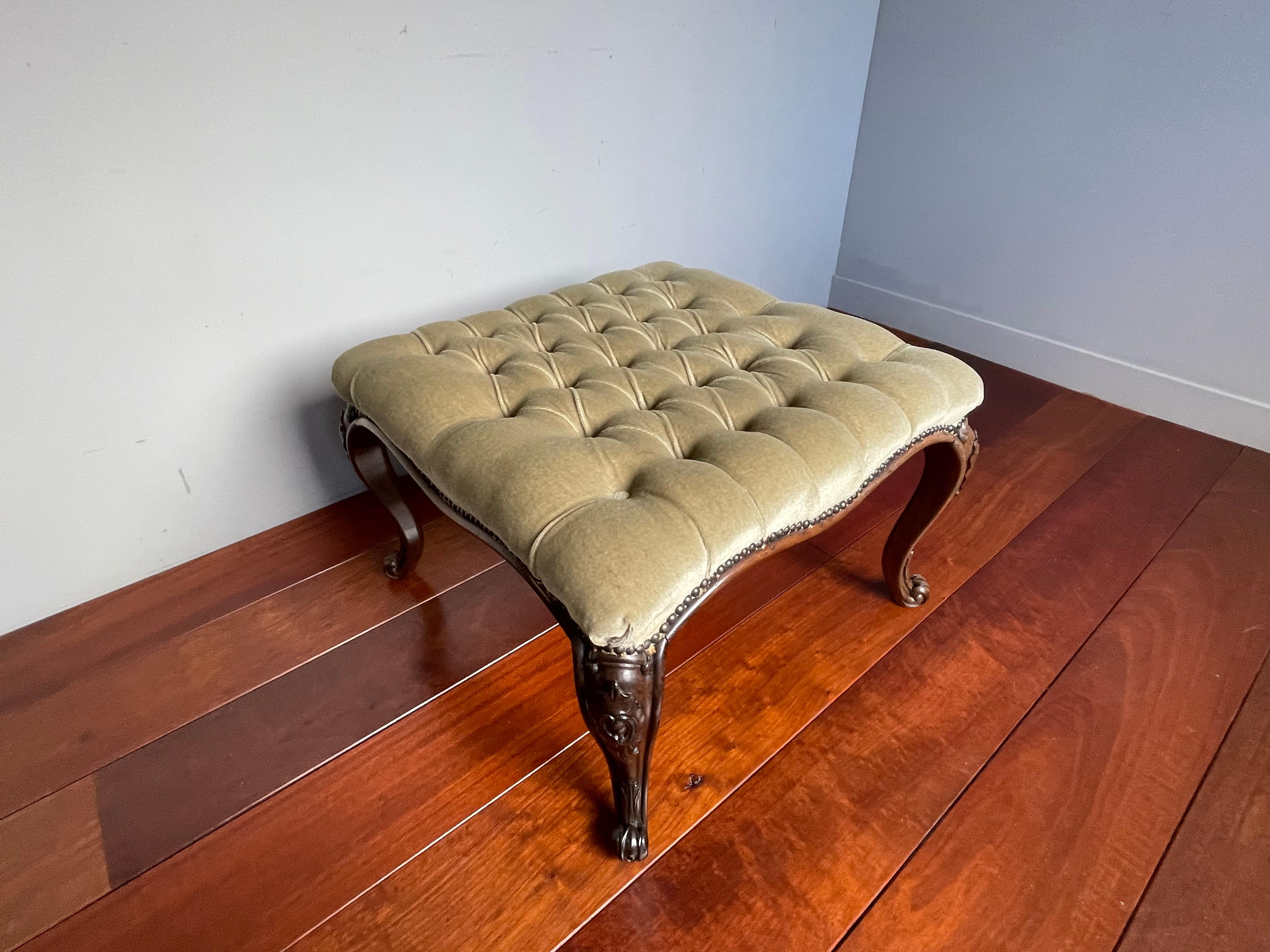 Hand Carved Antique Victorian Nutwood and Deeply Buttoned Green Velor Foot Stool In Good Condition For Sale In Lisse, NL