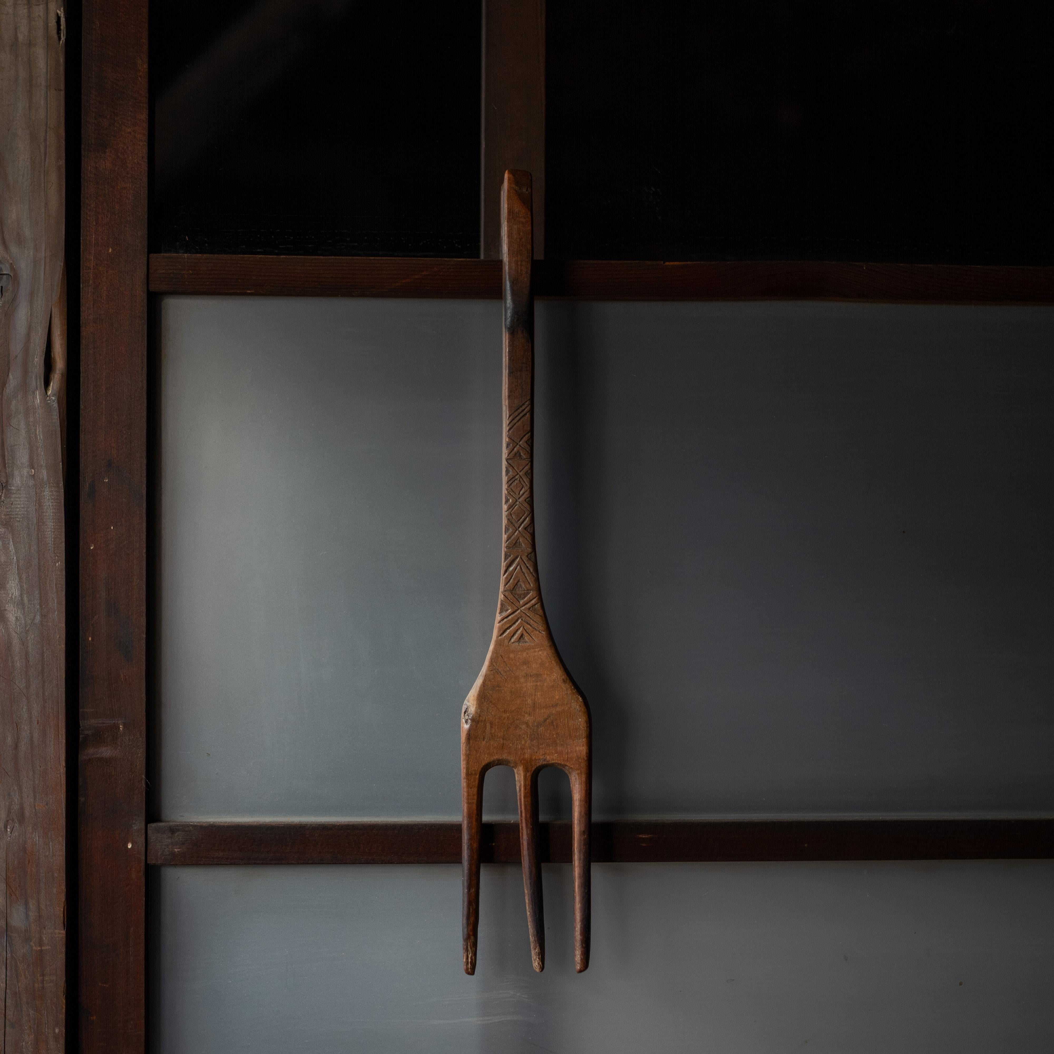 Tenedor Antiguo de Madera Tallado a Mano con Motivo Geométrico, Siglo XIX Europeo en venta