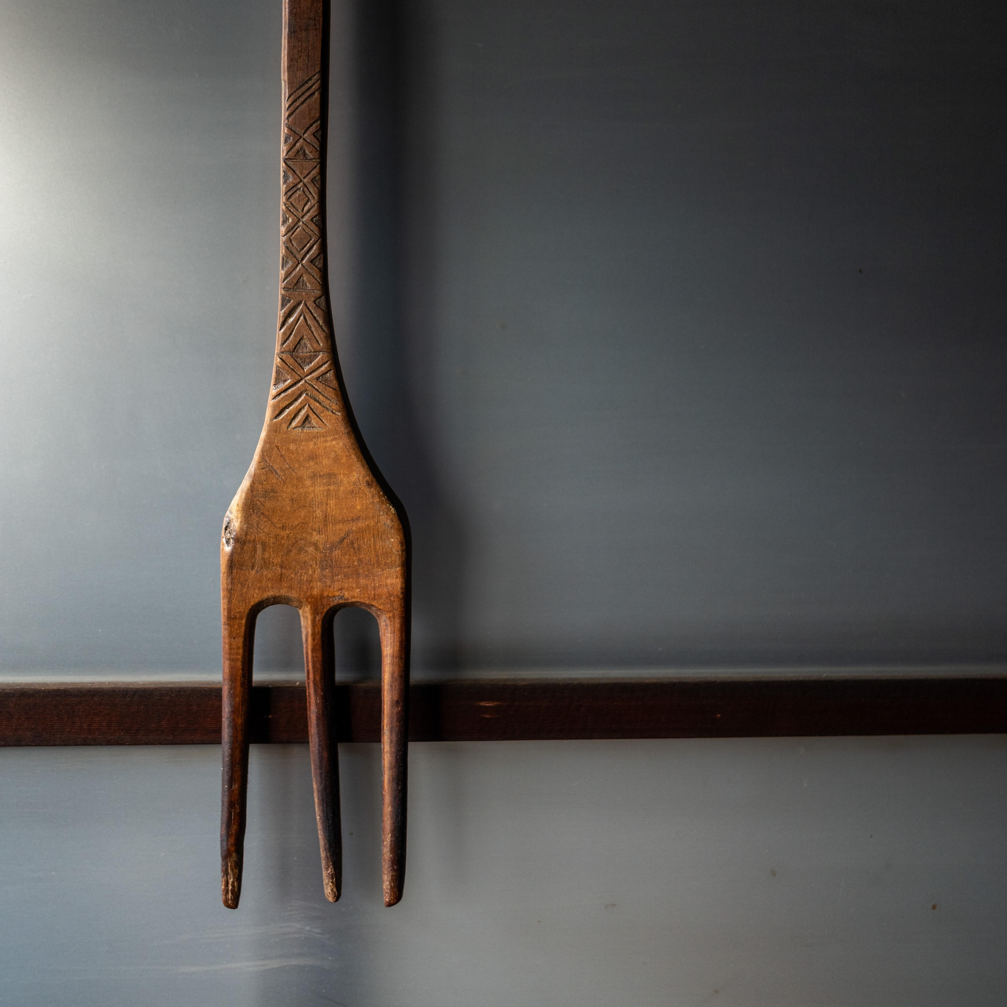 Tenedor Antiguo de Madera Tallado a Mano con Motivo Geométrico, Siglo XIX en Bueno estado para la venta en Edogawa-ku Tokyo, JP