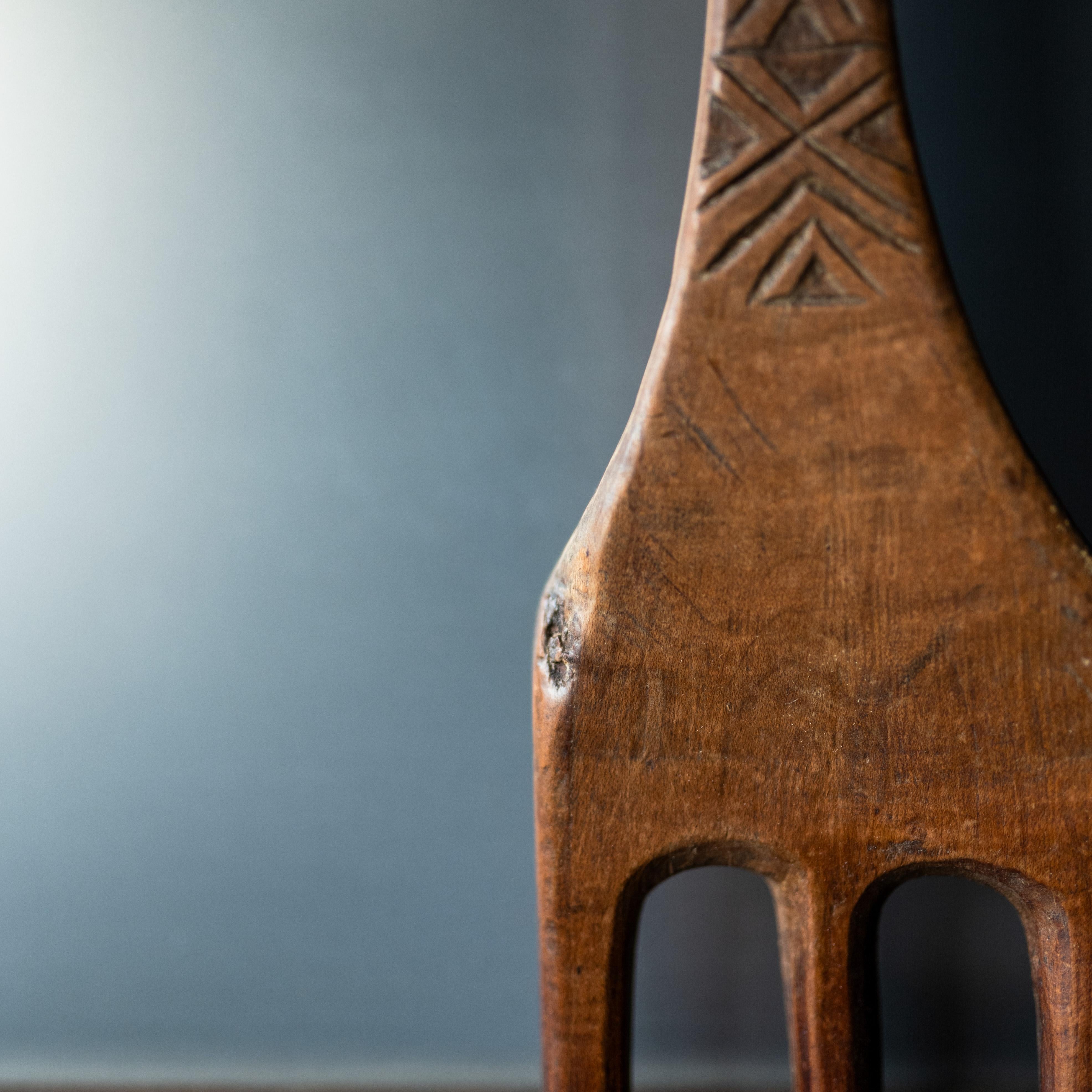 Tenedor Antiguo de Madera Tallado a Mano con Motivo Geométrico, Siglo XIX en venta 1