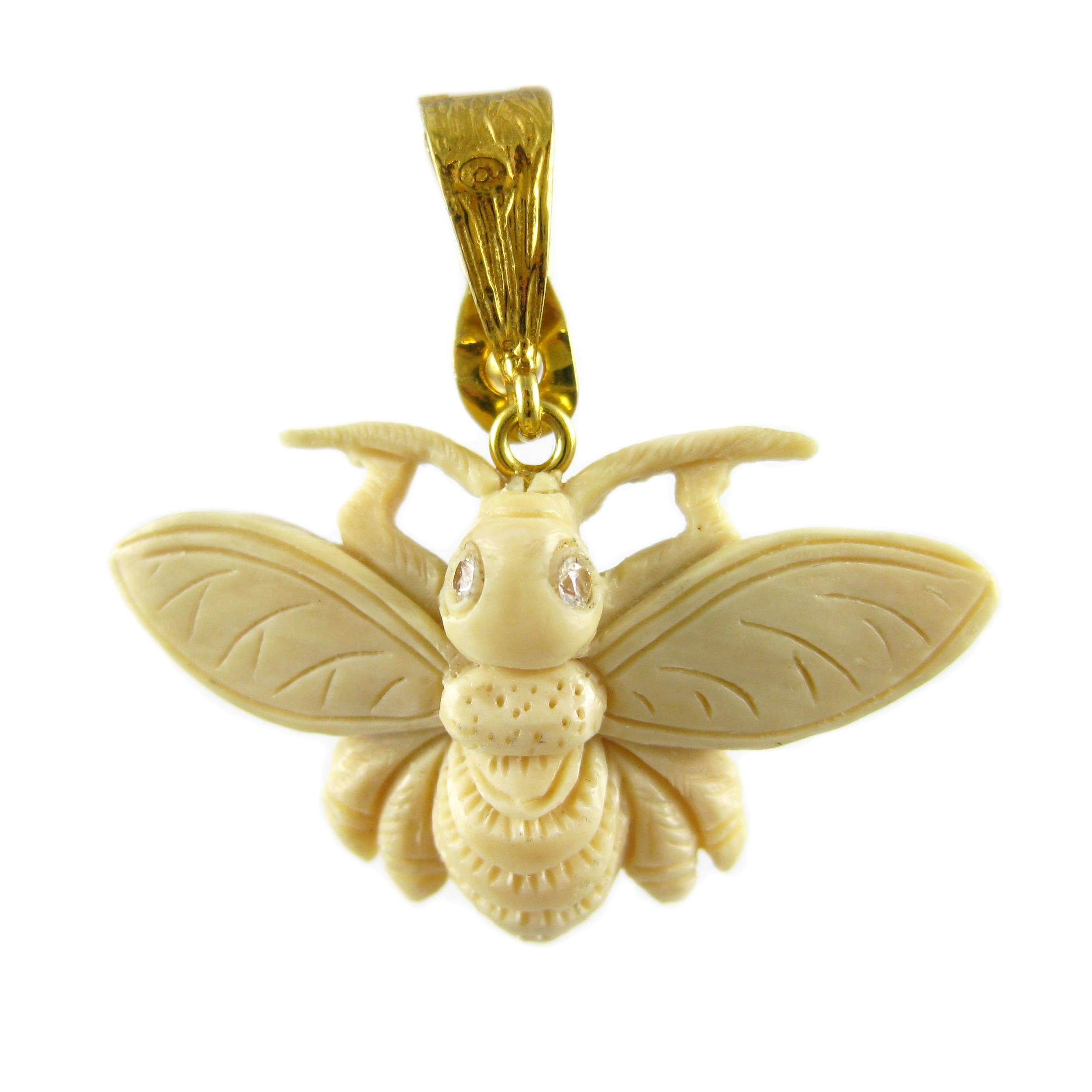 Dieser Bienen-Anhänger besteht aus geschnitztem Elchgeweih. Die Augen bestehen aus 0,02 Karat Diamanten.

Die Spirit Animals Collection umfasst Miniaturskulpturen, die von Totems inspiriert sind. In alten Kulturen dienten Totems als Boten, die uns