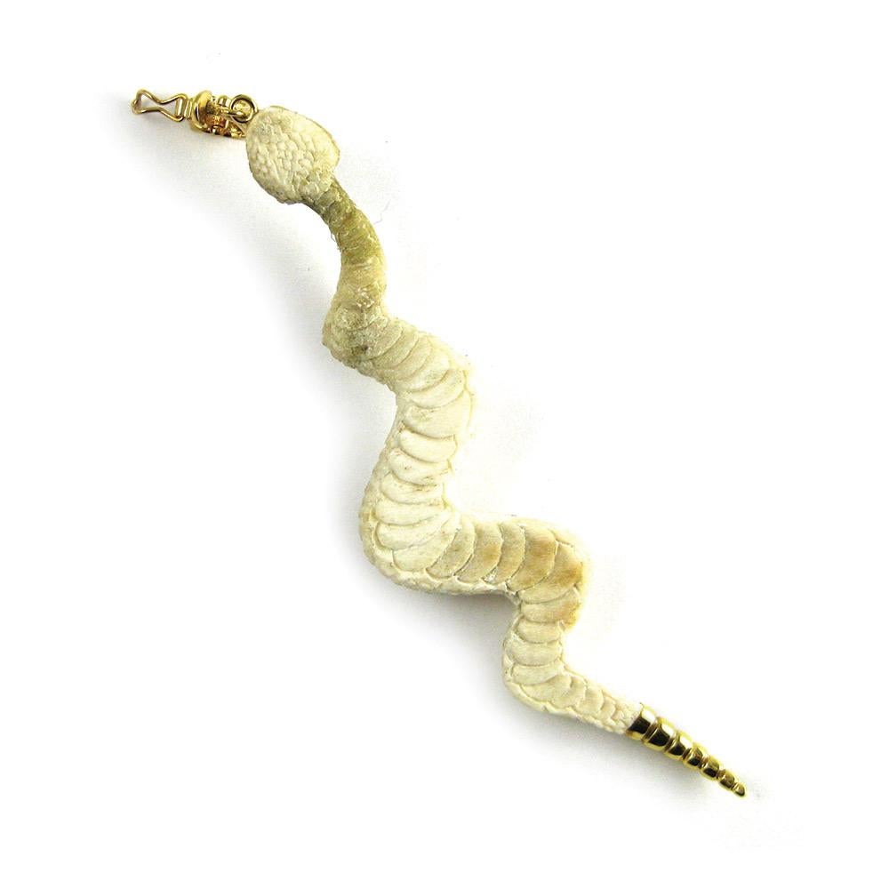 Handgeschnitzter Schlangengeweih-Anhänger mit 18k Gold und Diamanten (Rundschliff) im Angebot