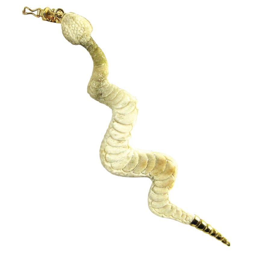 Colgante de serpiente de cornamenta tallada a mano con oro de 18 quilates y diamantes