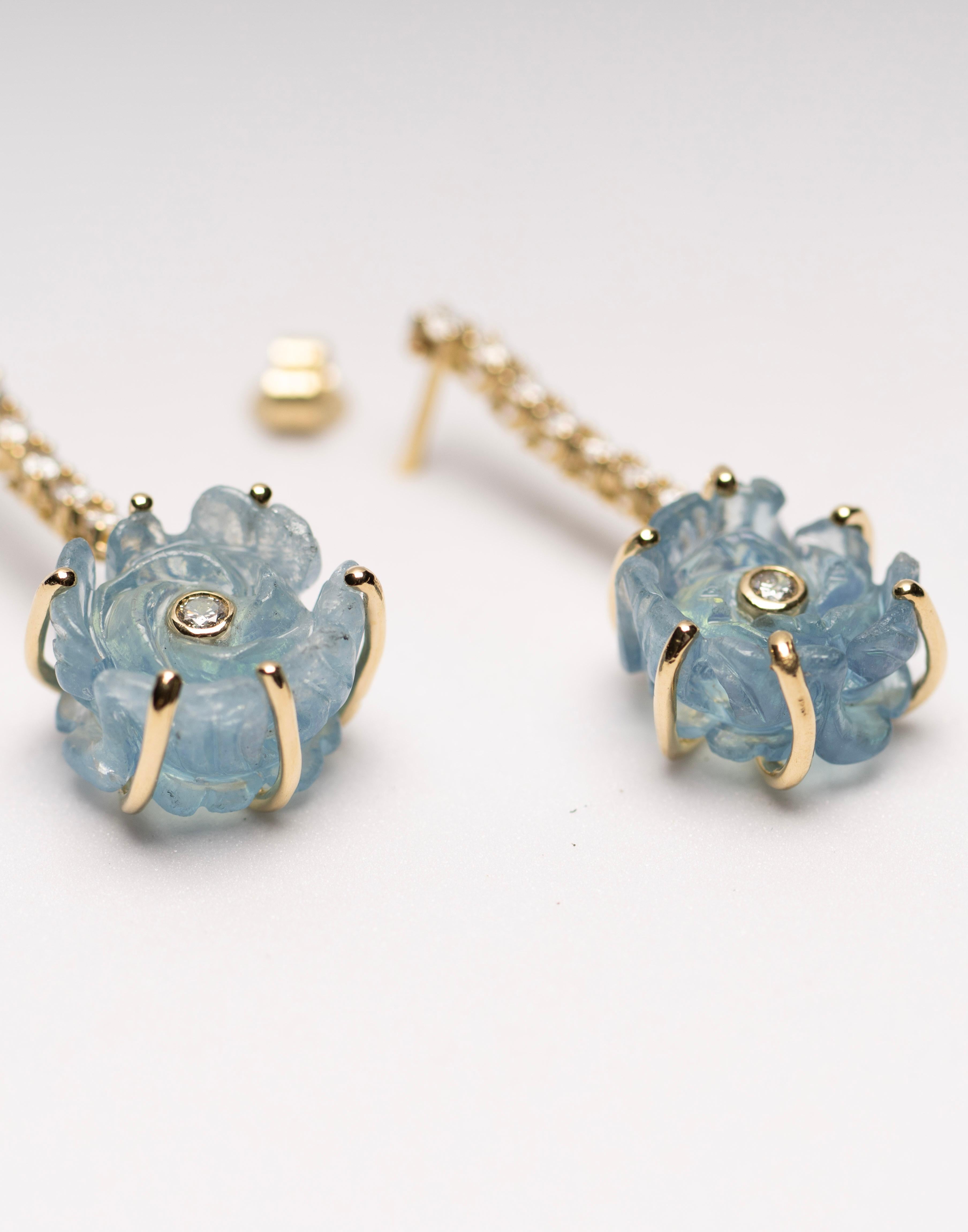 Handgeschnitzte Aquamarin- und Diamanttropfen-Ohrringe aus 18 Karat Gold (Rosenschliff) im Angebot