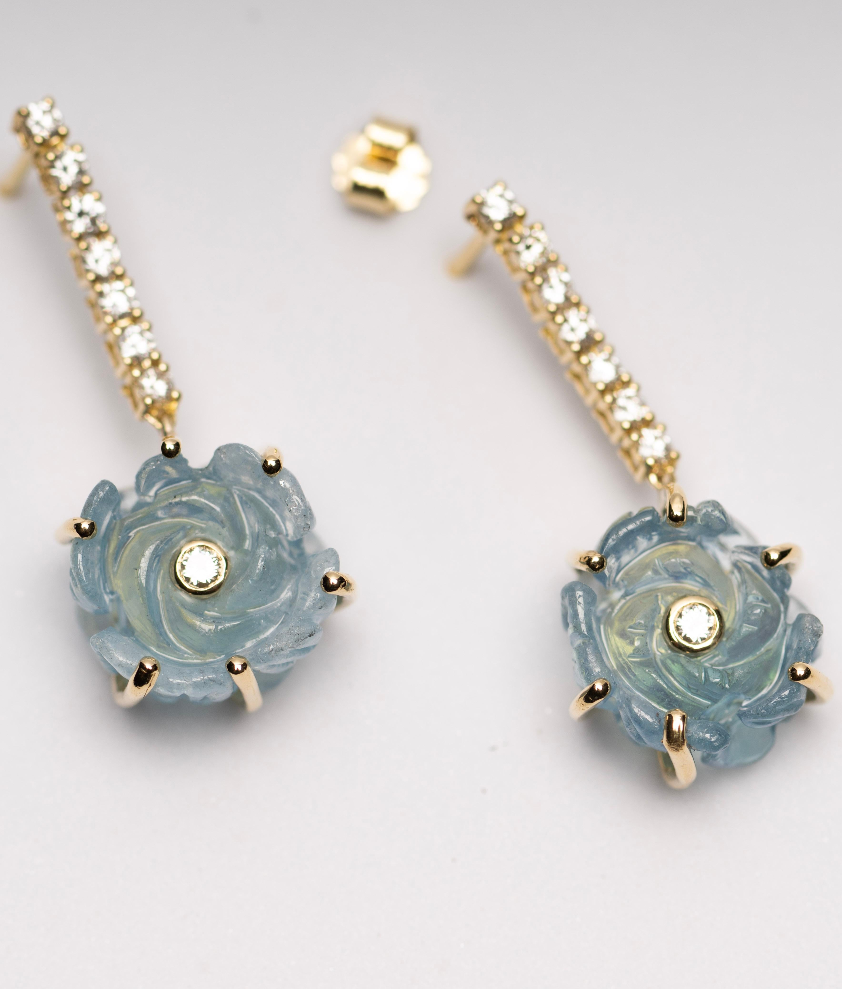 Handgeschnitzte Aquamarin- und Diamanttropfen-Ohrringe aus 18 Karat Gold im Zustand „Neu“ im Angebot in Westport, CT