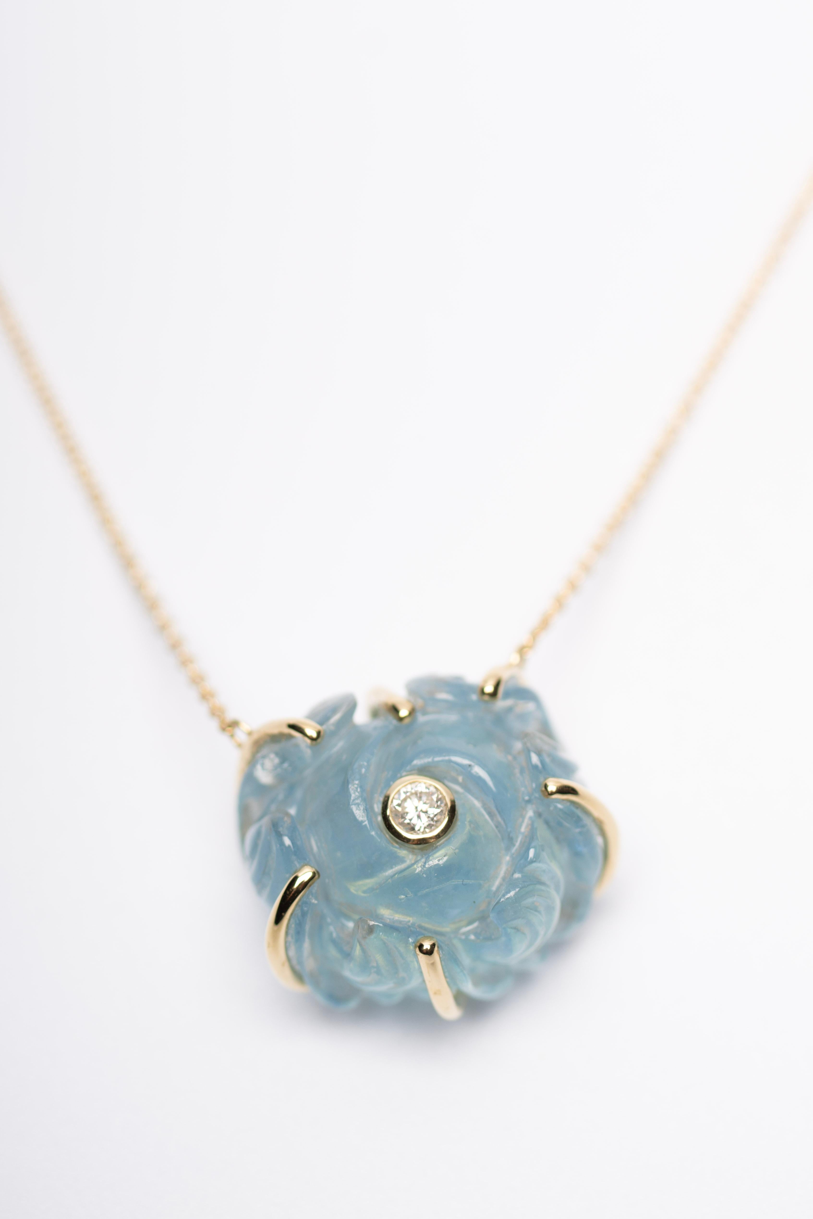 Taille rose Collier en or jaune 18 carats avec pendentif aigue-marine et diamant sculpté à la main en vente