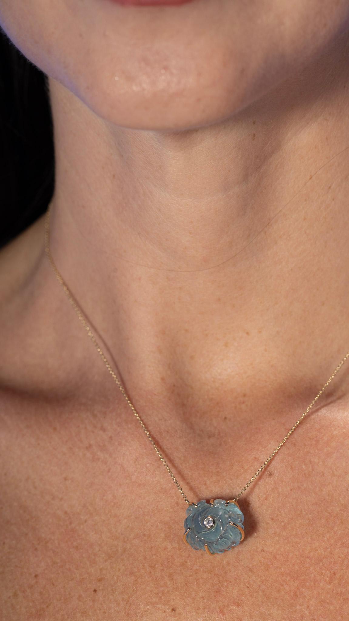 Collier en or jaune 18 carats avec pendentif aigue-marine et diamant sculpté à la main Unisexe en vente