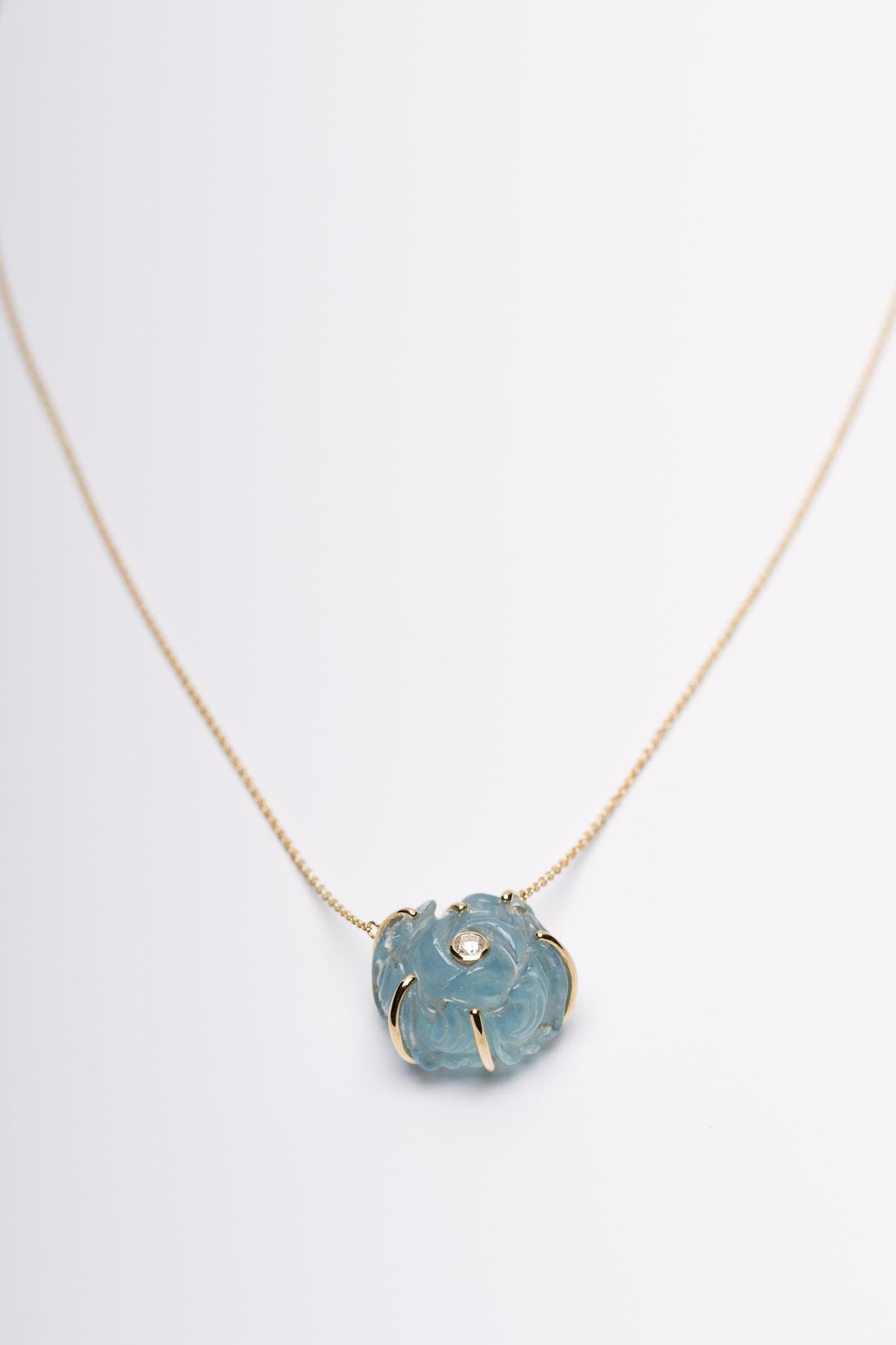 Collier en or jaune 18 carats avec pendentif aigue-marine et diamant sculpté à la main en vente 1